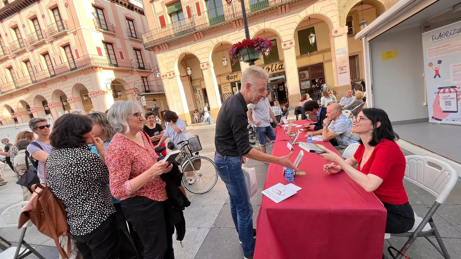 Mar García Puig, firmando ejemplares. Foto Myriam Martínez