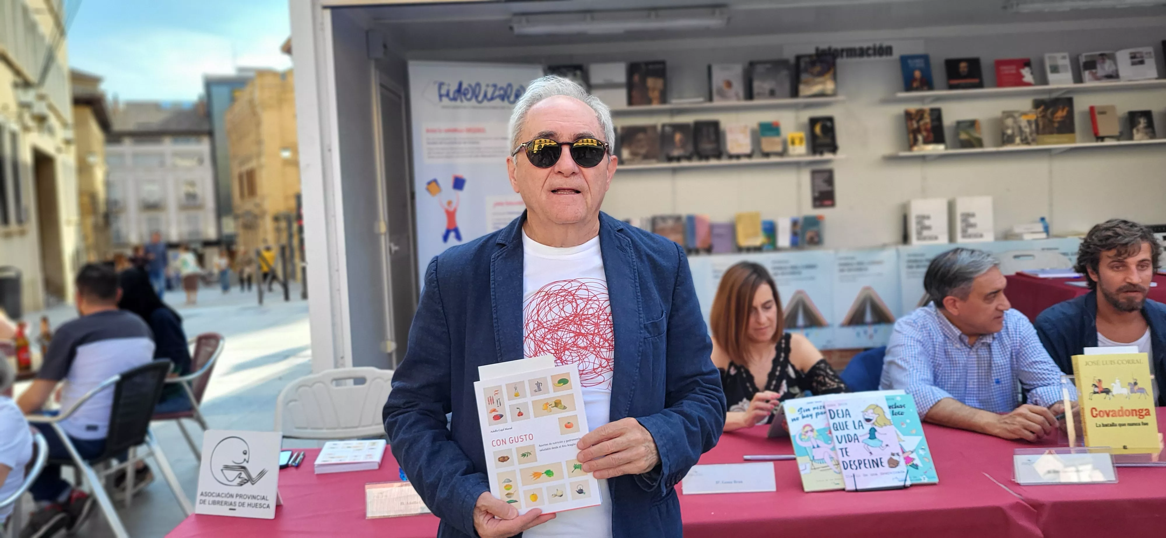 Adolgo Cajal con su libro "Con gusto", Foto Mercedes Manterola