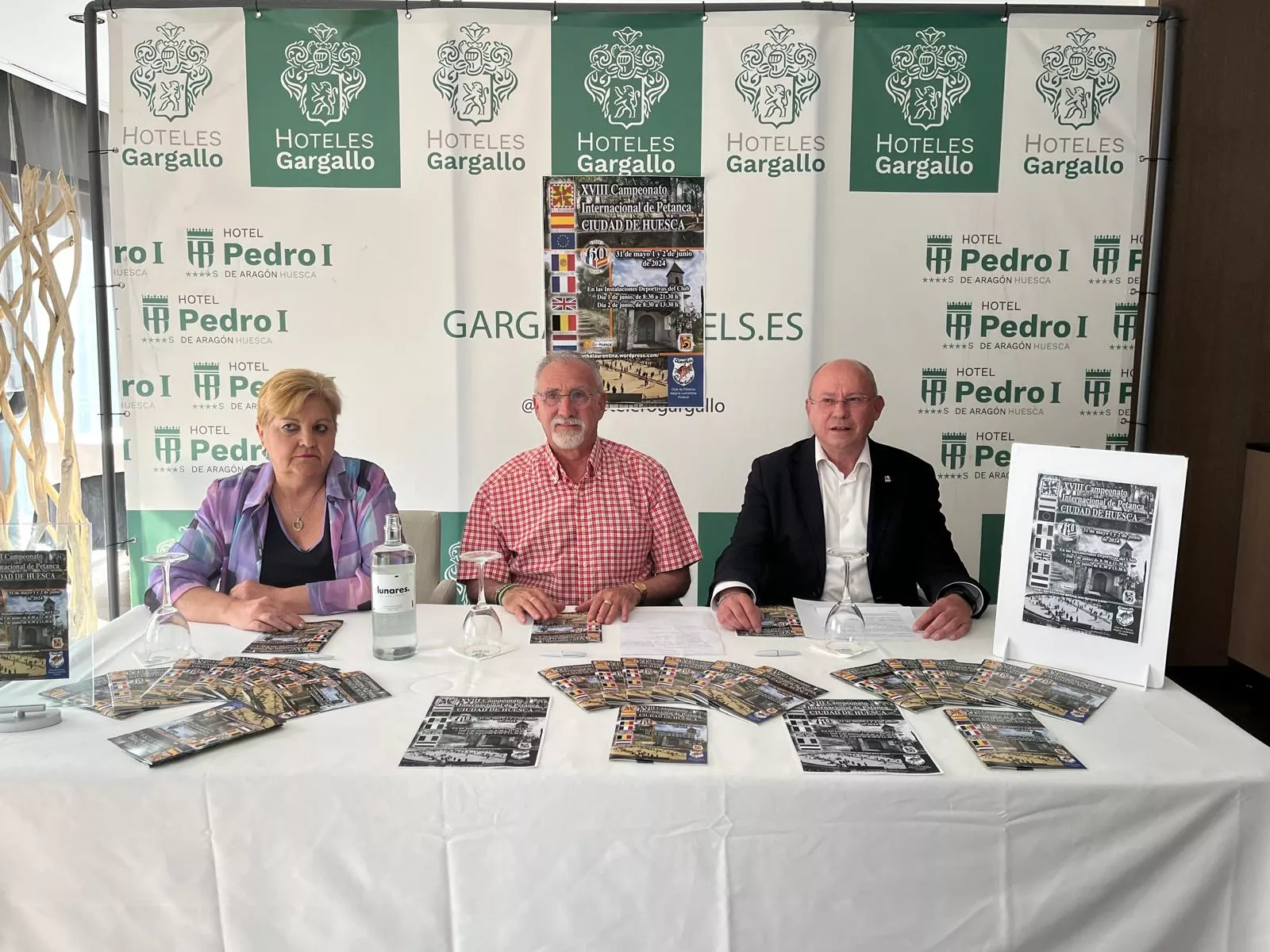 Ana Yagüe, Carlos García y Leo Carranza, en la presentación del XVIII Campeonato Internacional de Petanca Ciudad de Huesca. Foto: Adri Mora