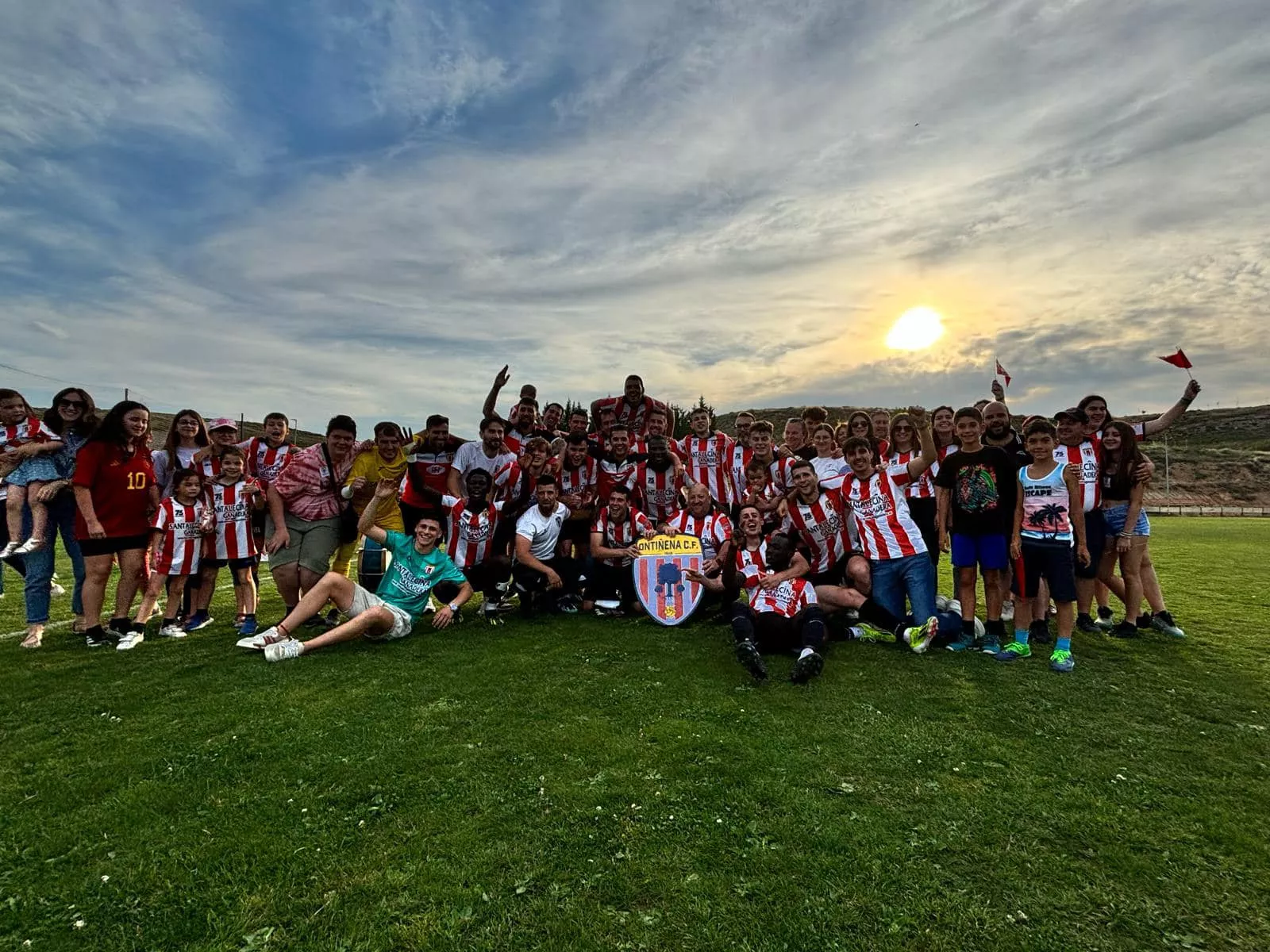 Jugadores, cuerpo técnico y aficionados del Ontiñena celebran la gran temporada realizada sobre el césped de El Balsal.