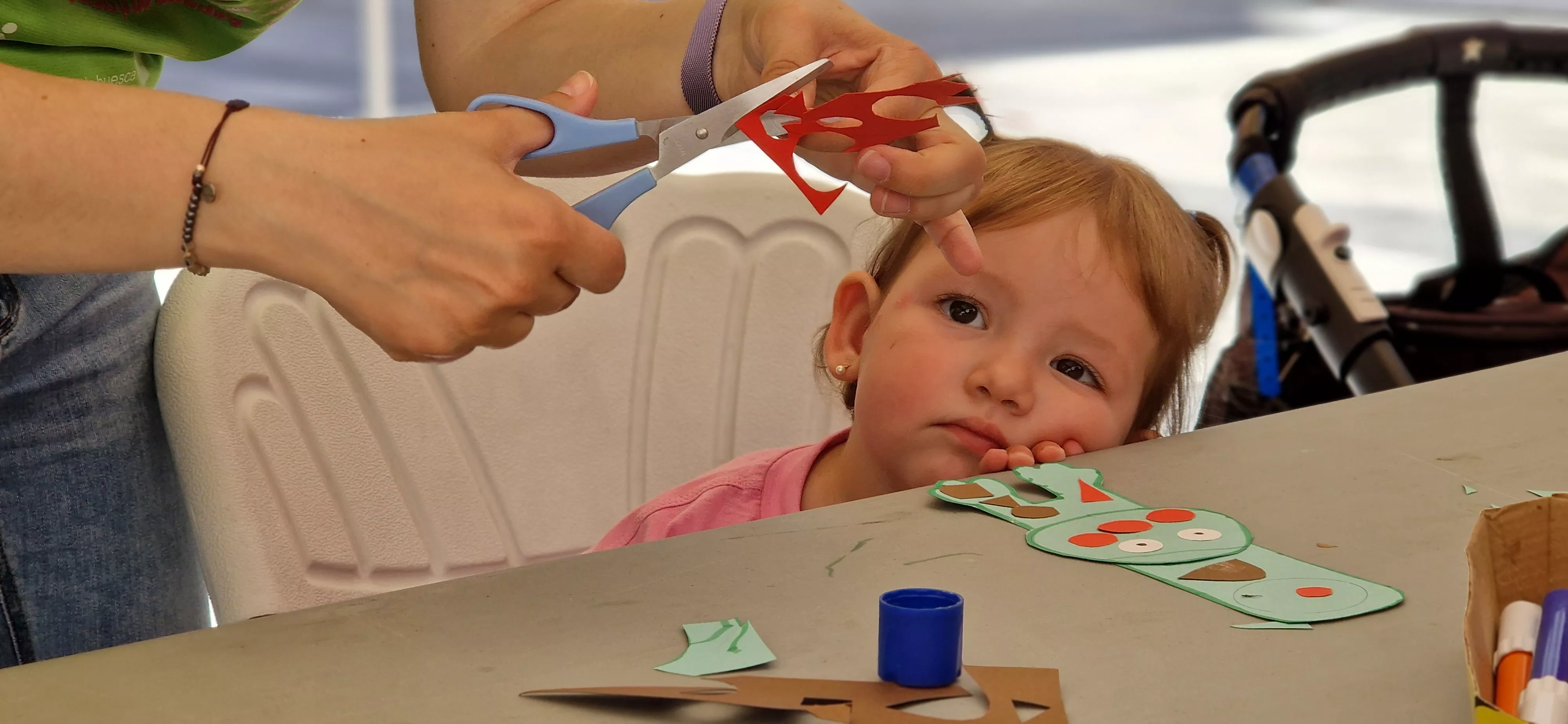 Taller de manualidades con Vicky de Sus. Foto Myriam Martínez