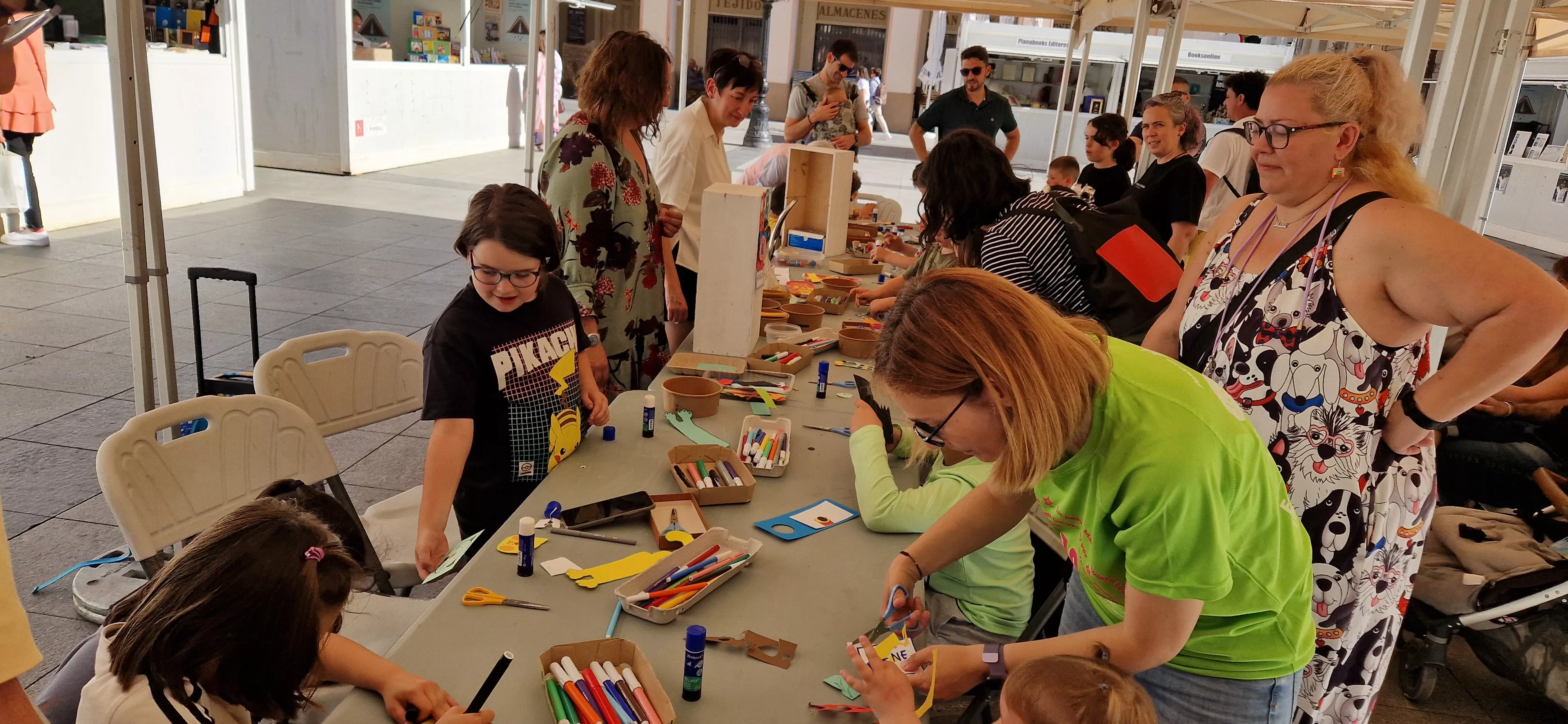 Taller de manualidades con Vicky de Sus. Foto Myriam Martínez