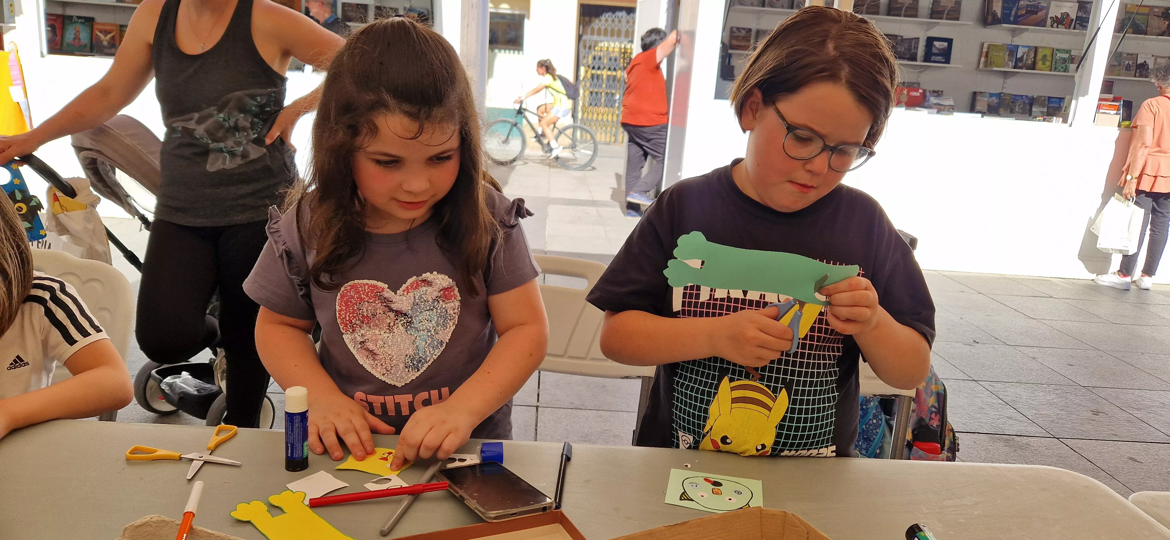Taller de manualidades con Vicky de Sus. Foto Myriam Martínez
