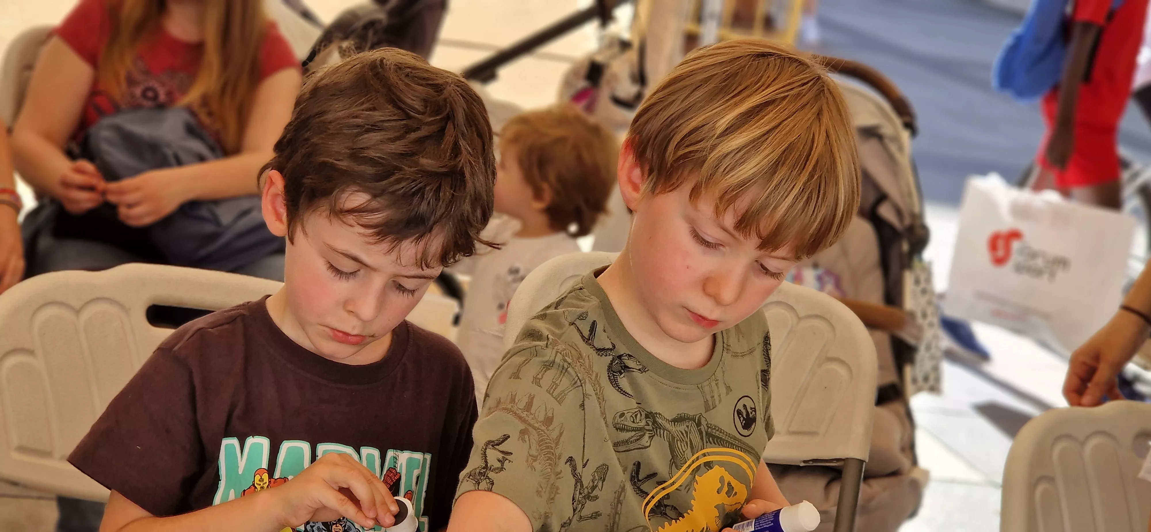 Taller de manualidades con Vicky de Sus. Foto Myriam Martínez