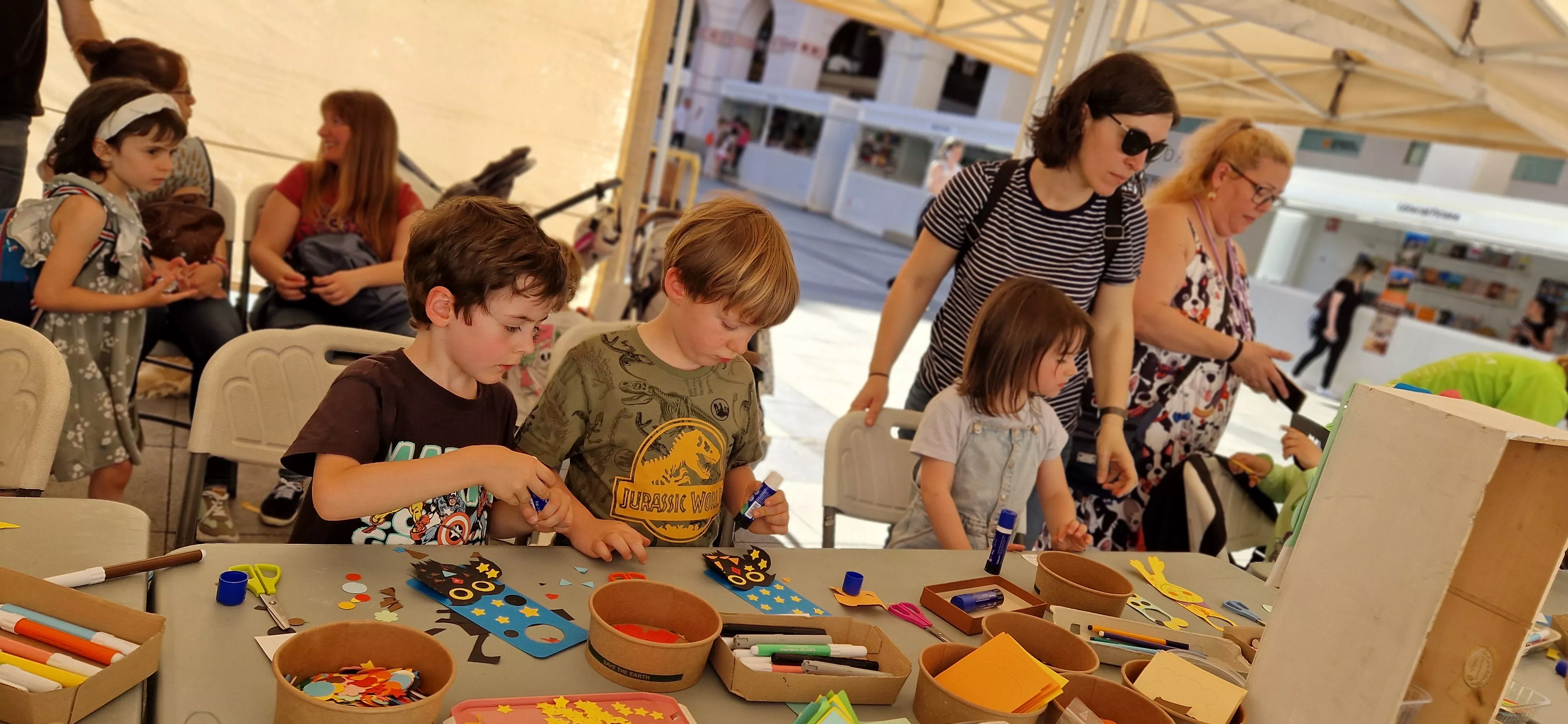 Taller de manualidades con Vicky de Sus. Foto Myriam Martínez