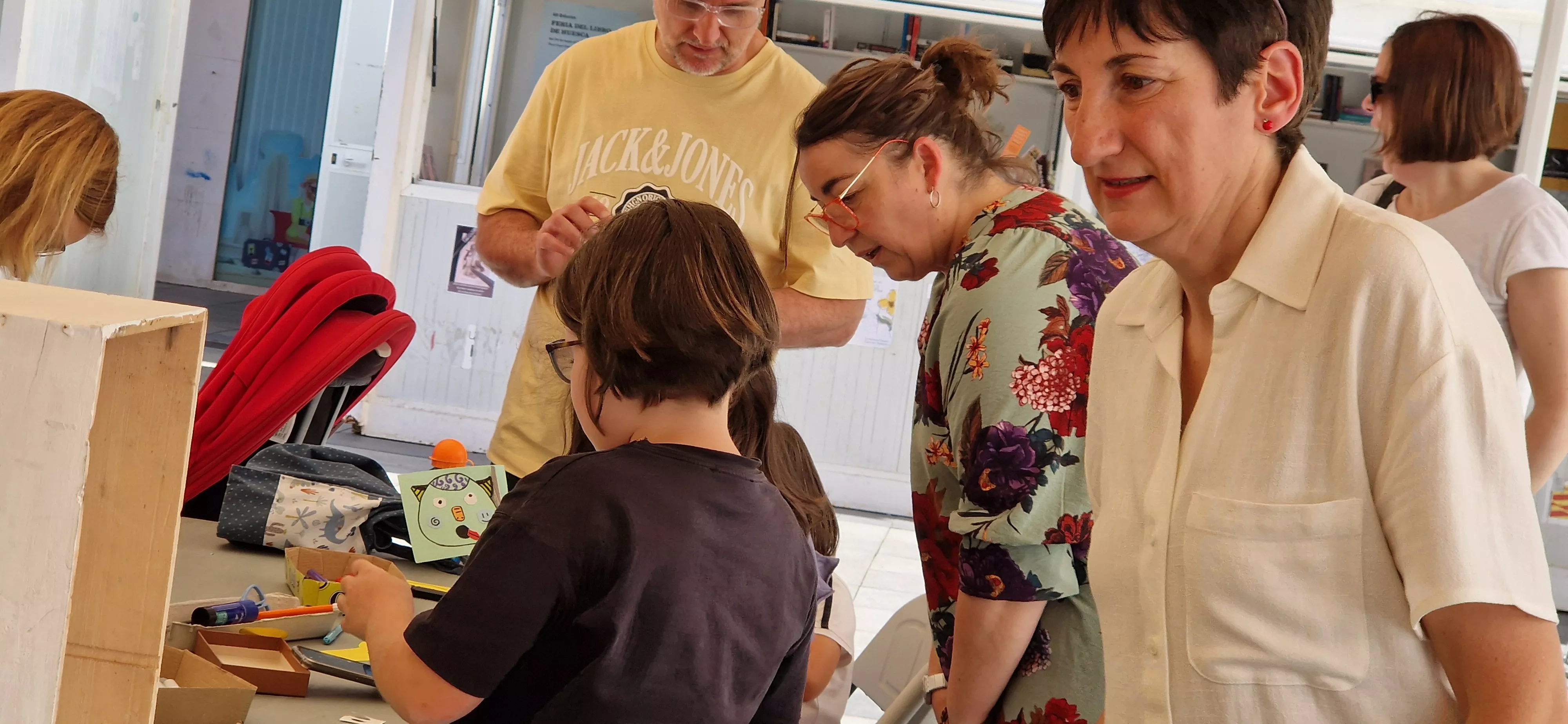 Taller de manualidades con Vicky de Sus. Foto Myriam Martínez