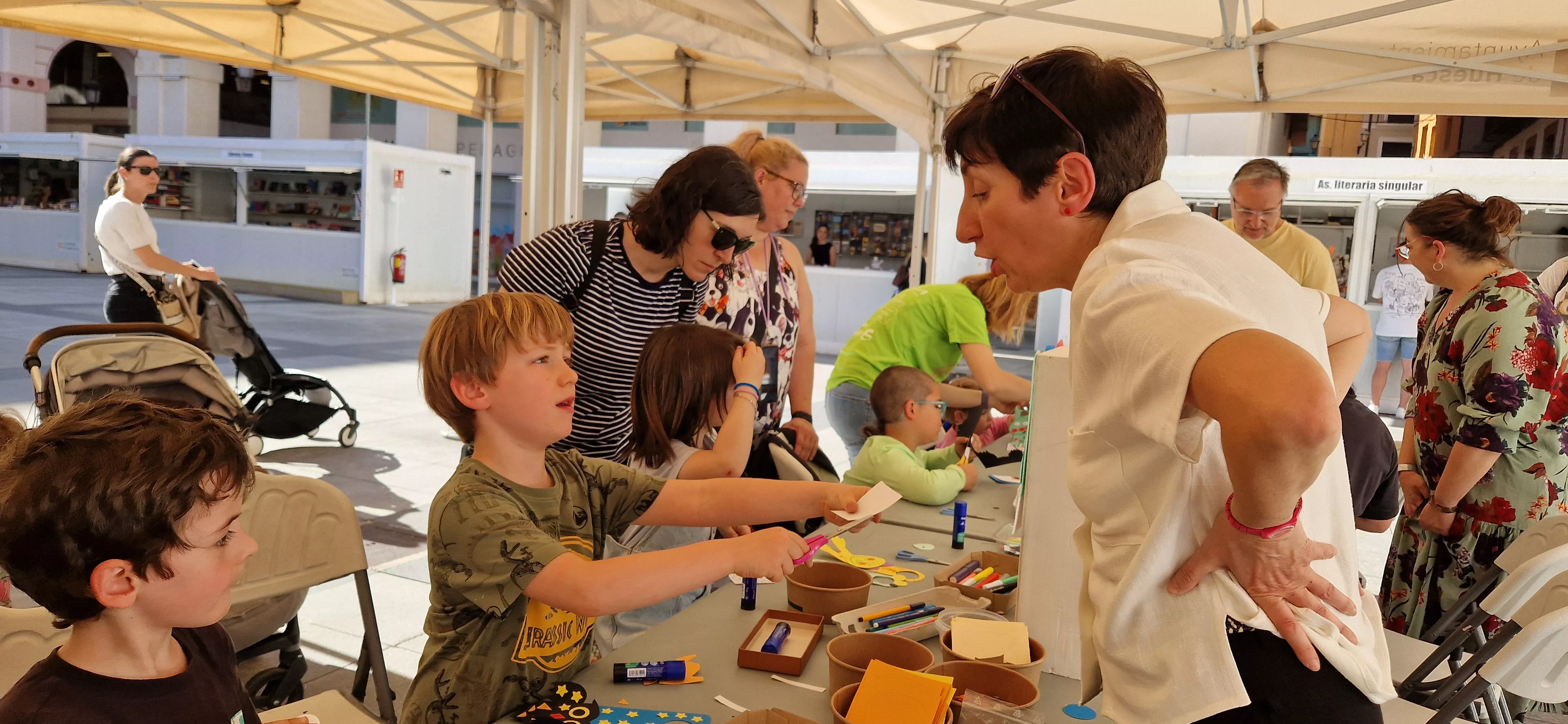 Taller de manualidades con Vicky de Sus. Foto Myriam Martínez