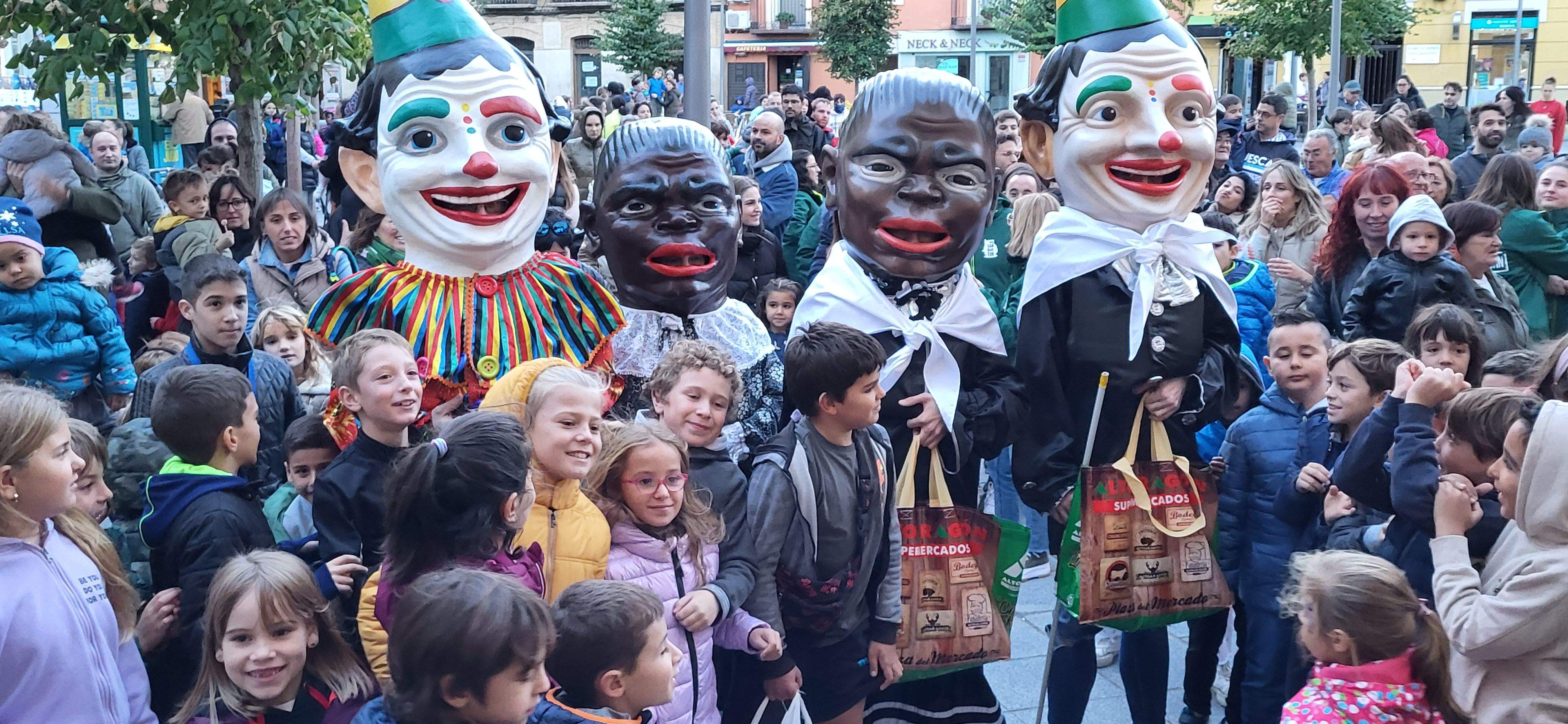 El Payaso y la Abueleta han dado paso a sus sucesores acompañados de numerosos niños El Payaso y la Abueleta han dado paso a sus sucesores acompañados de numerosos niños