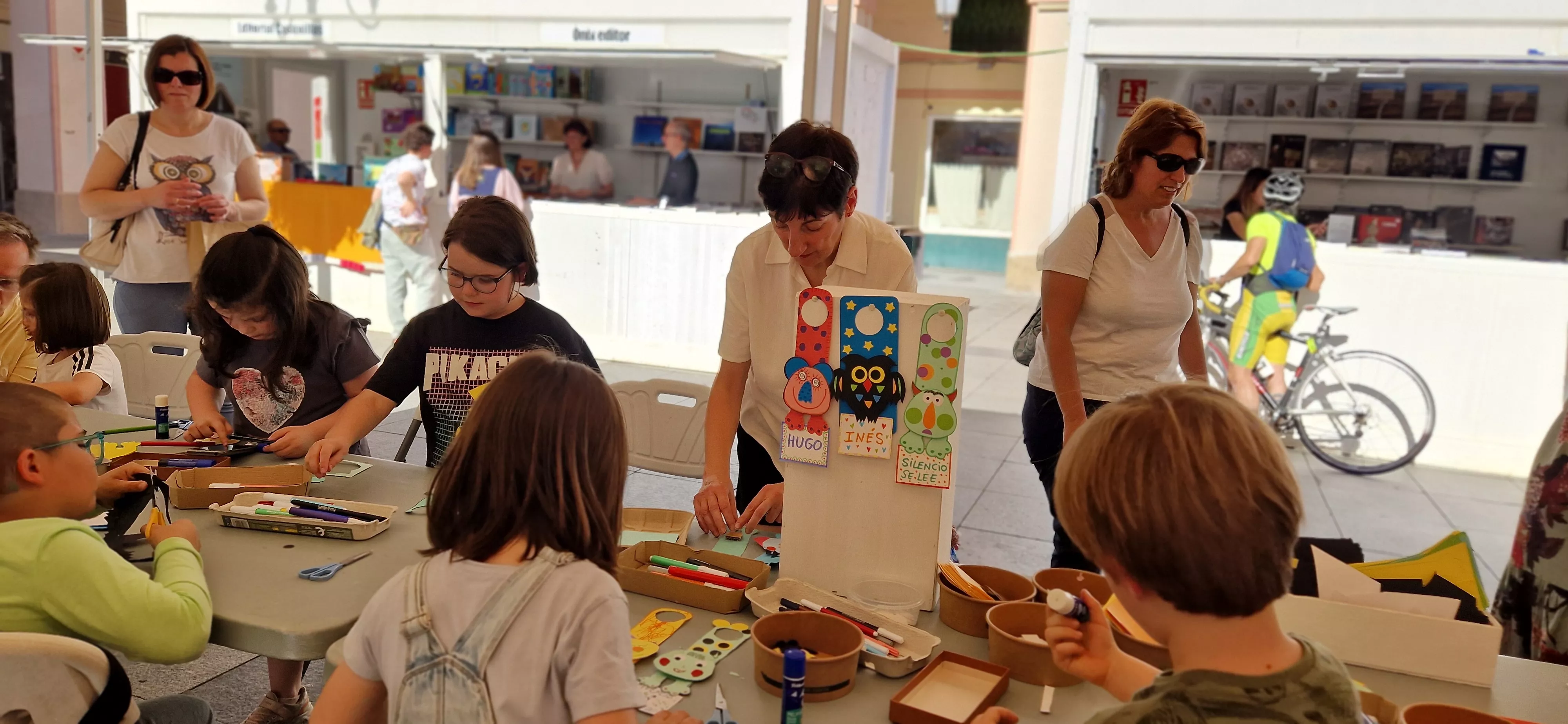 Taller de manualidades con Vicky de Sus. Foto Myriam Martínez