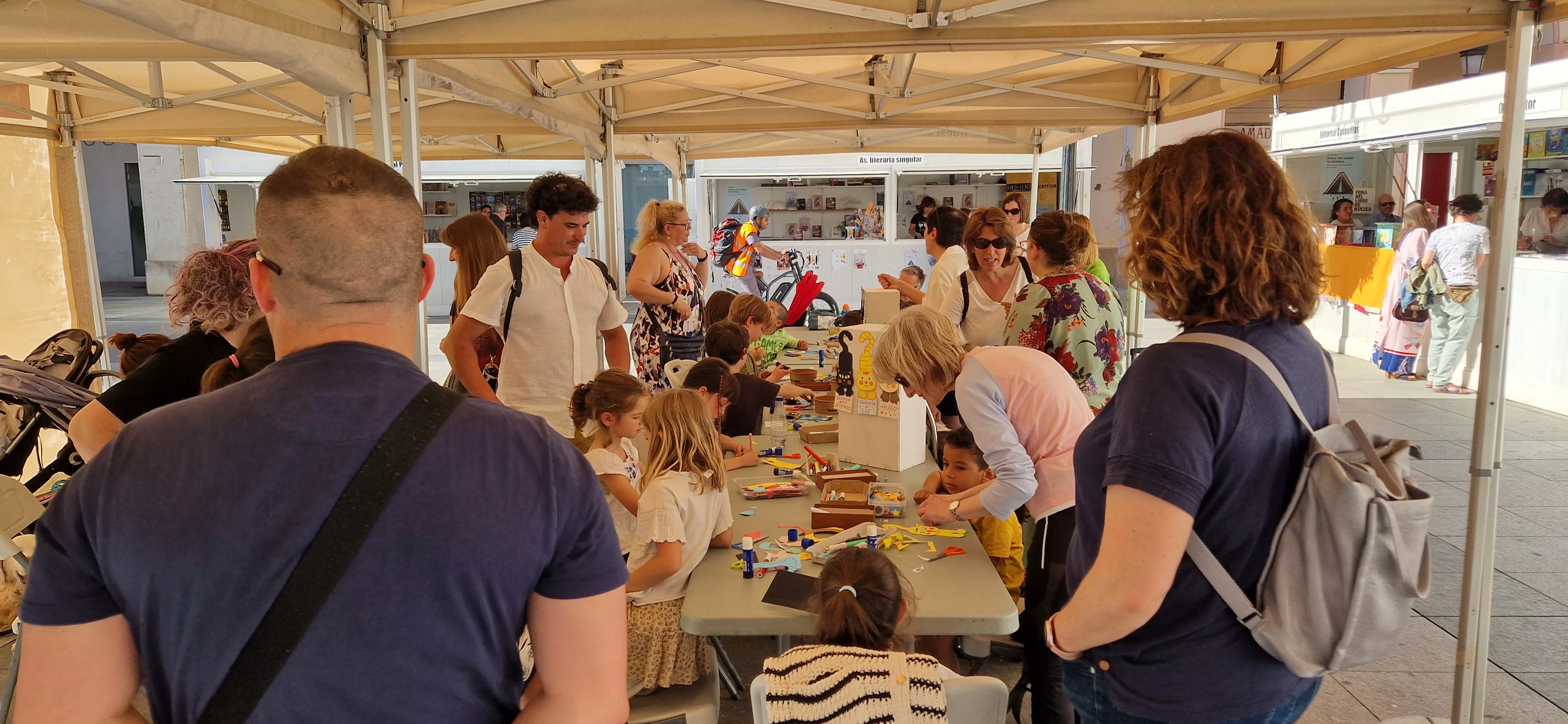 Taller de manualidades con Vicky de Sus. Foto Myriam Martínez