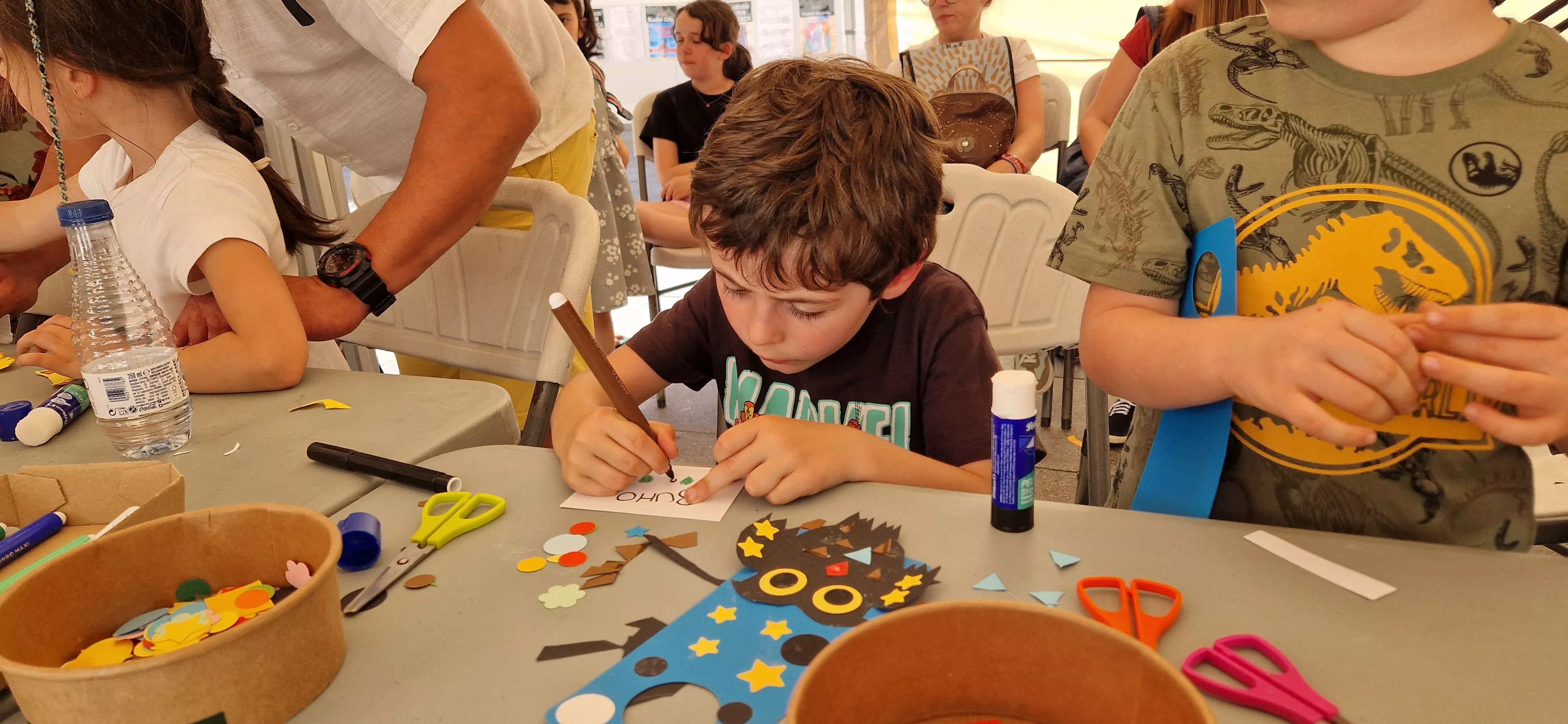 Taller de manualidades con Vicky de Sus. Foto Myriam Martínez
