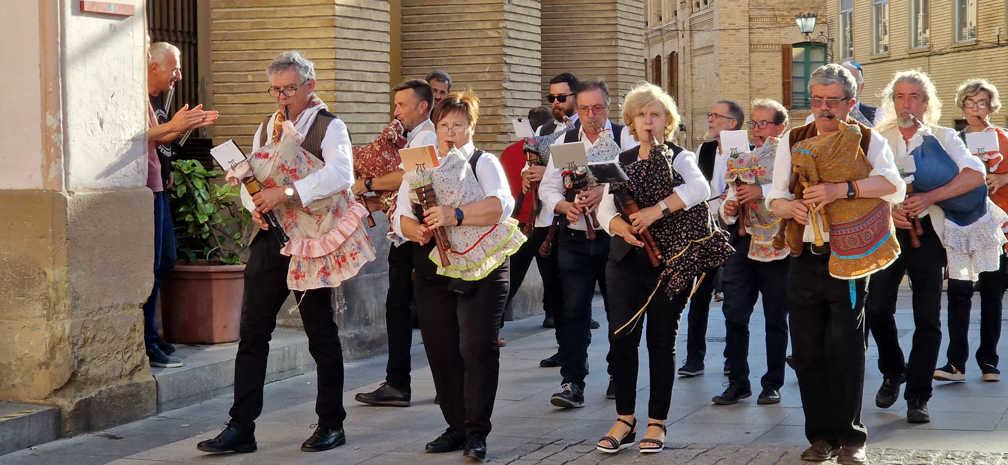 Losgaiteros irrumpieron en la Feria del Libro. Foto Myriam Martínez
