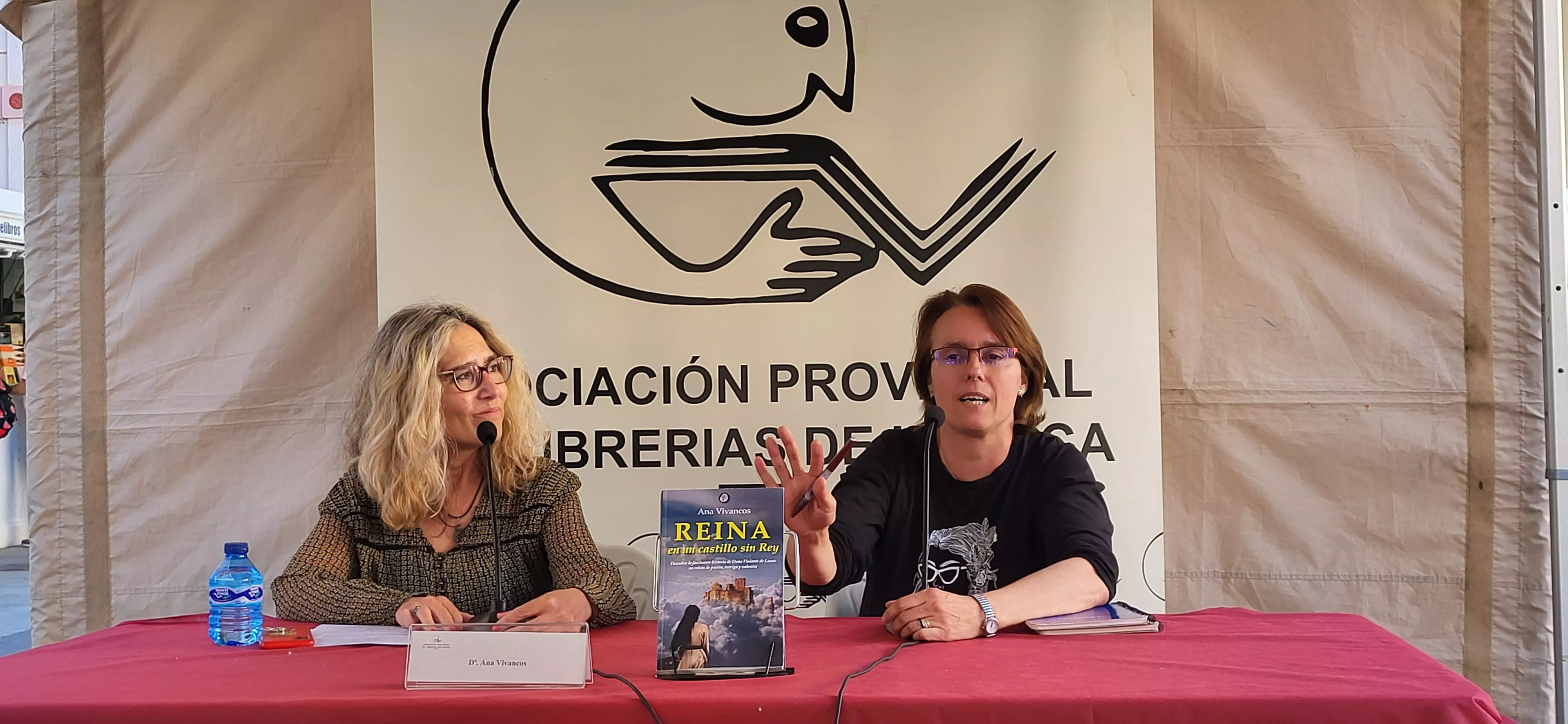 Cris Bernadó y Ana Vivancos, en la presentación de "Reina en un castillo sin rey". Foto Mercedes Manterola 