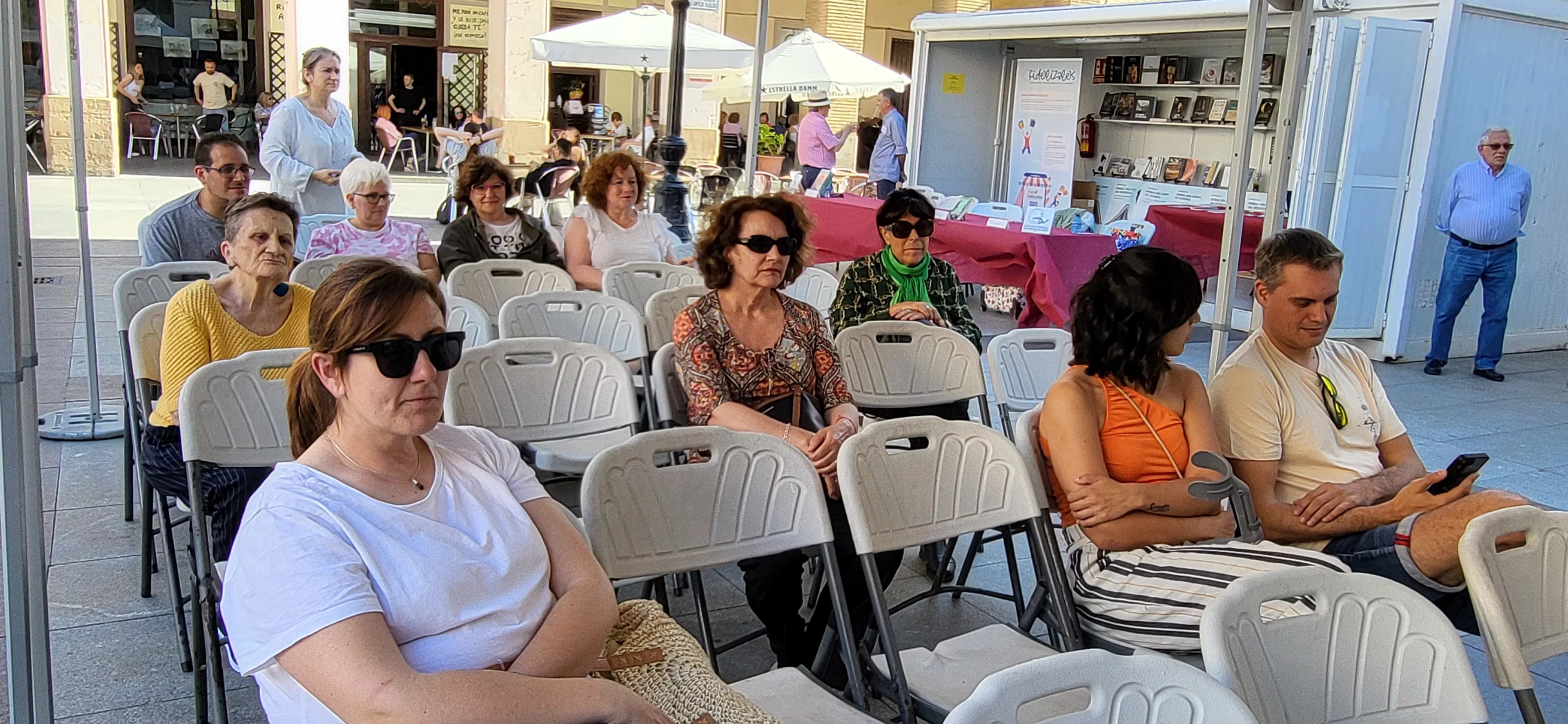 Asistentes a la presentación de "Reina en un castillo sin rey". Foto Mercedes Manterola