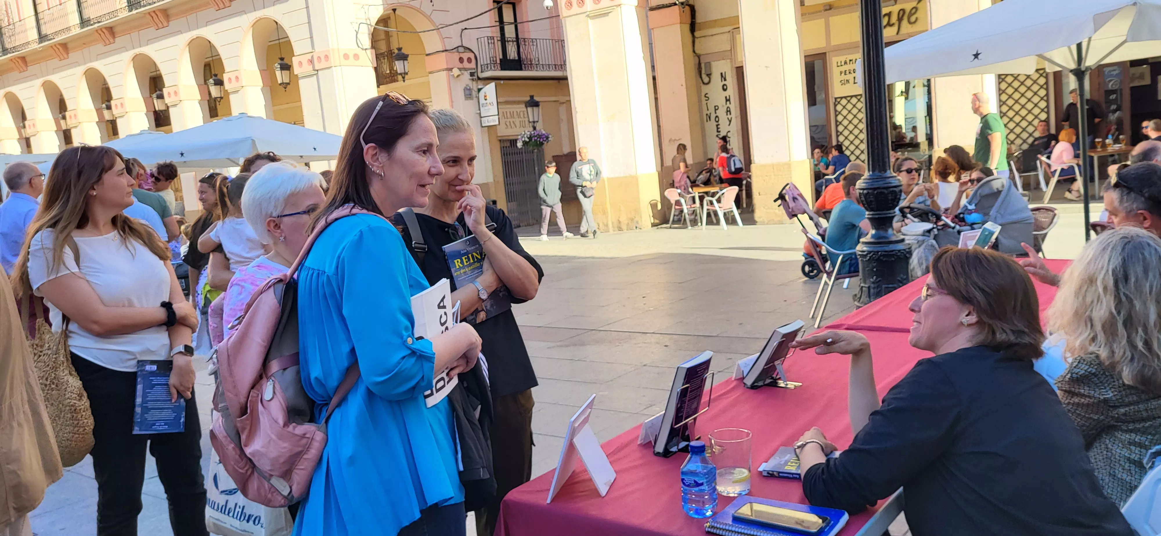 Ana Vivancos firma ejemplares de "Reina en un castillo sin rey". Foto Mercedes Manterola