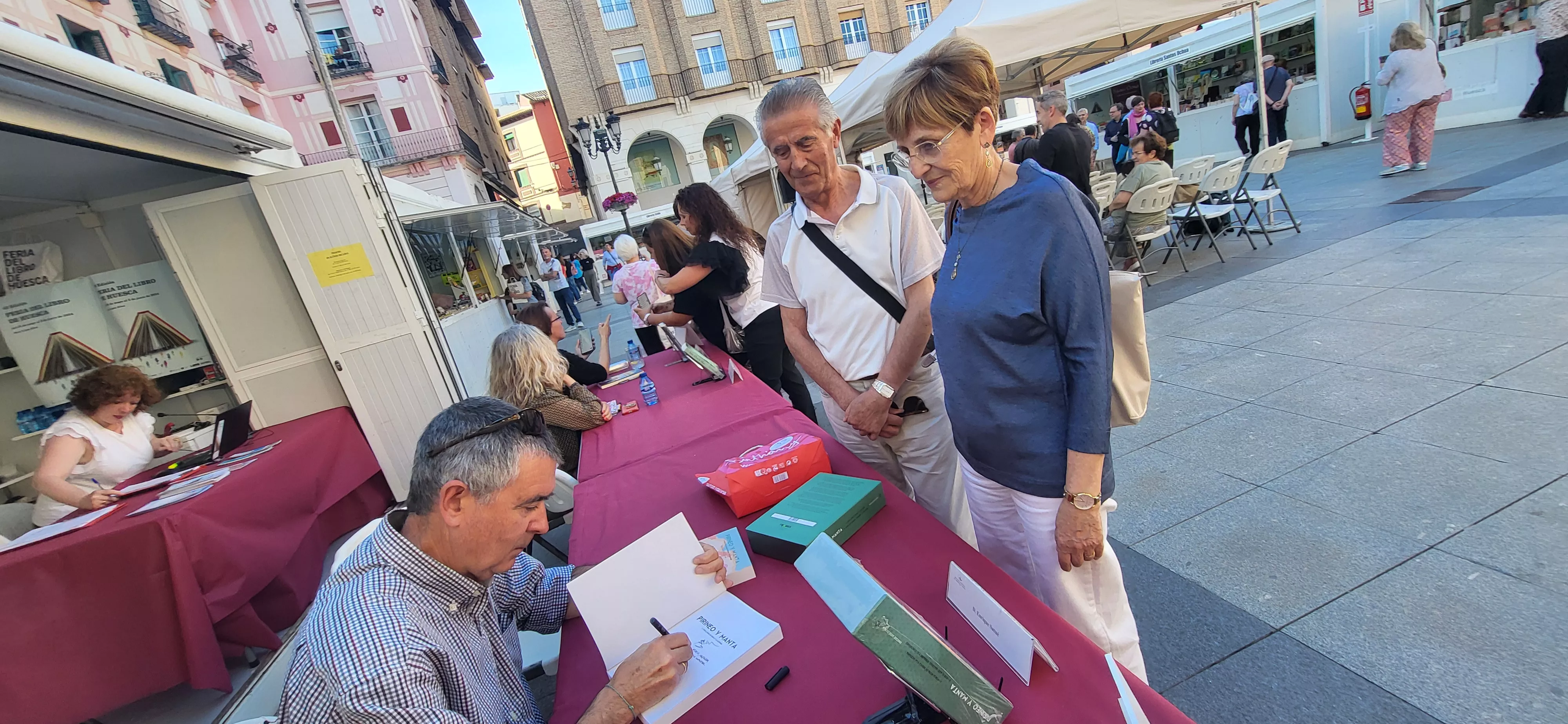 Enrique Satué firma ejemplares de "Pirineo y manta". Foto Mercedes Manterola