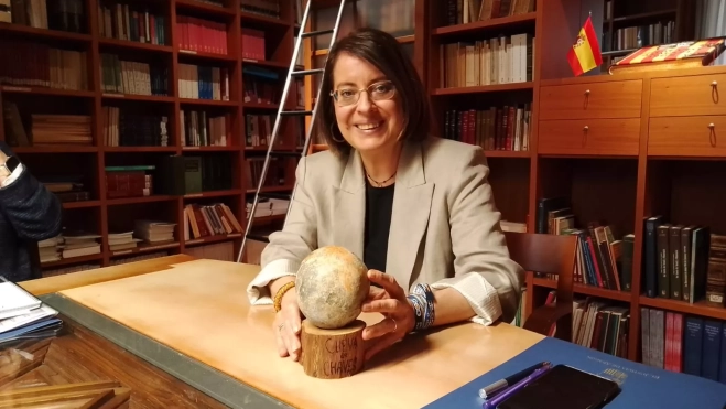 Concepción Giméno con la réplica del canto de pintura rupestre hallado en el yacimiento. Concepción Giméno con la réplica del canto de pintura rupestre hallado en el yacimiento.