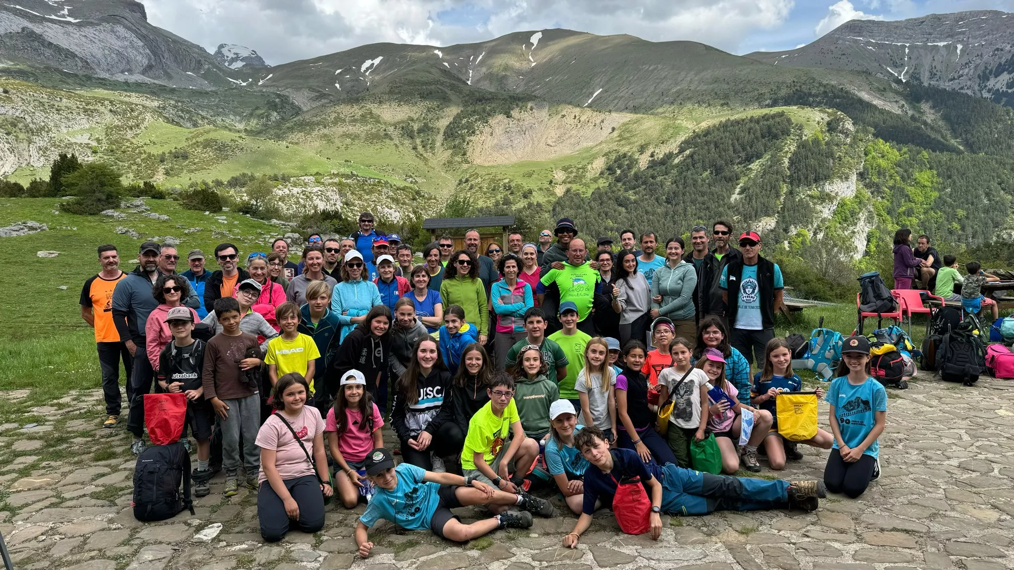 Tradicional foto de familia de despedida en el refugio de Lizara.