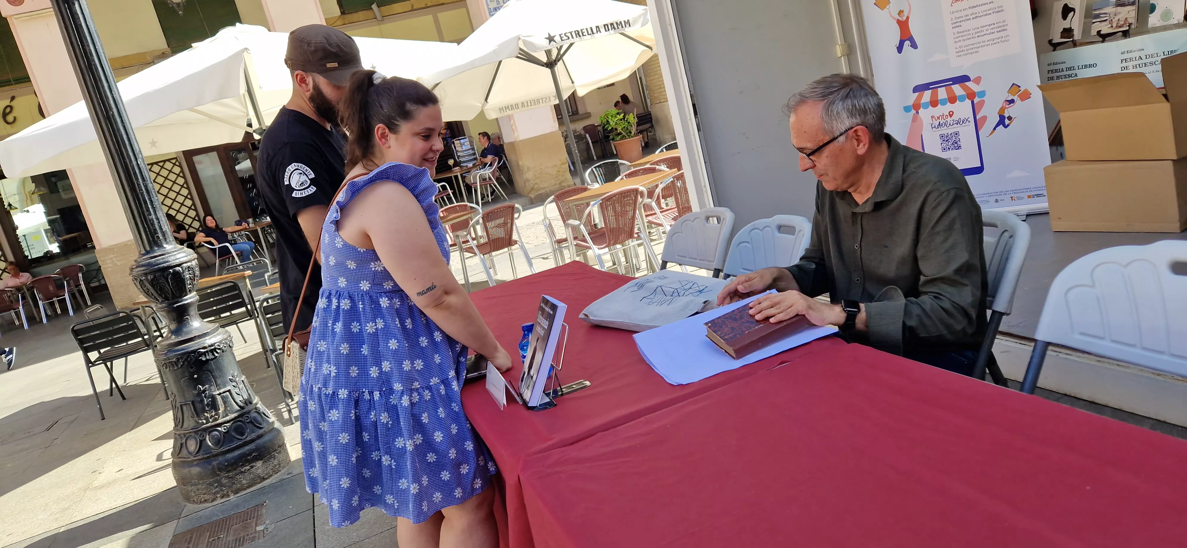 José María Sorando, firmando ejemplares en la Feria del Libro de Huesca. Foto Myriam Martínez.