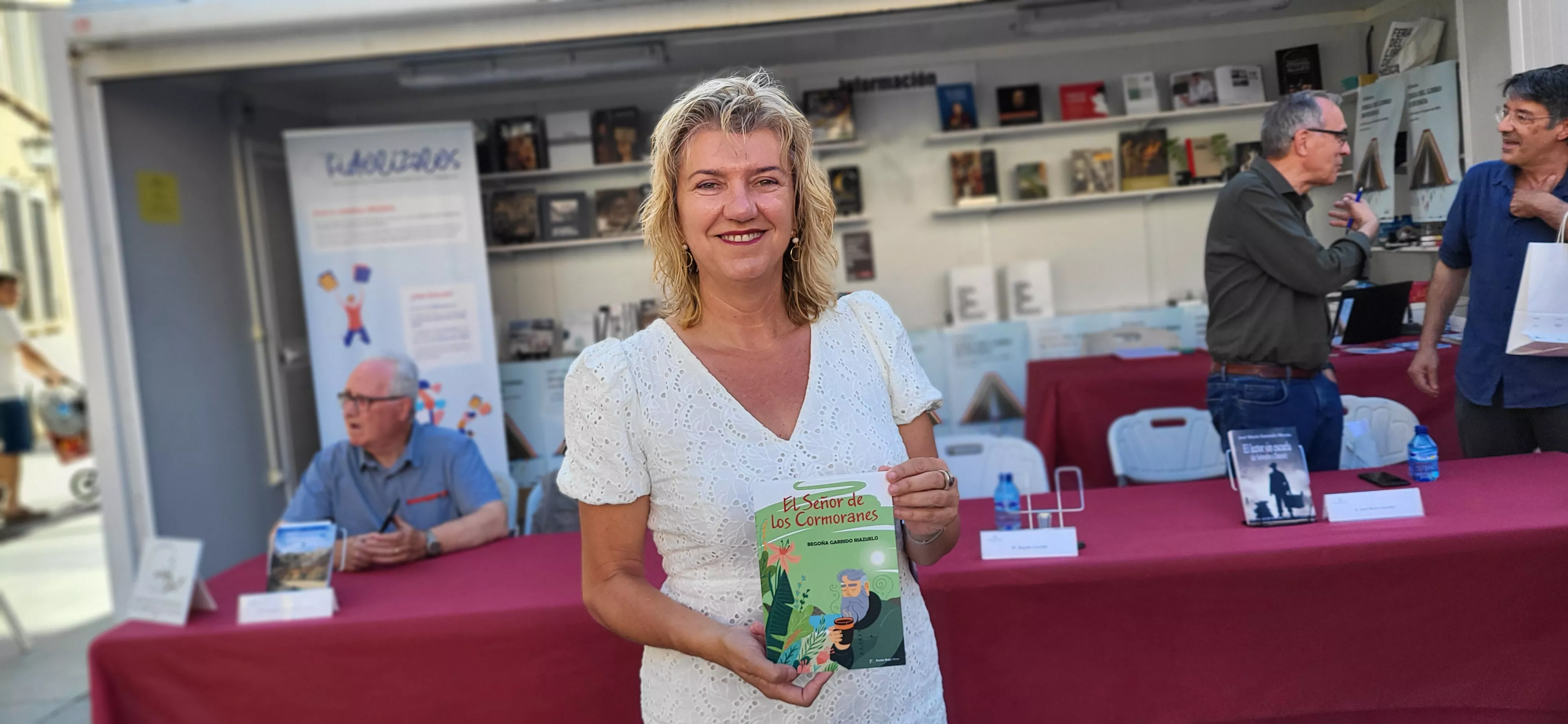 Begoña Garrido con su obra "El señor de los cormornes". Foto Mercedes Manterola