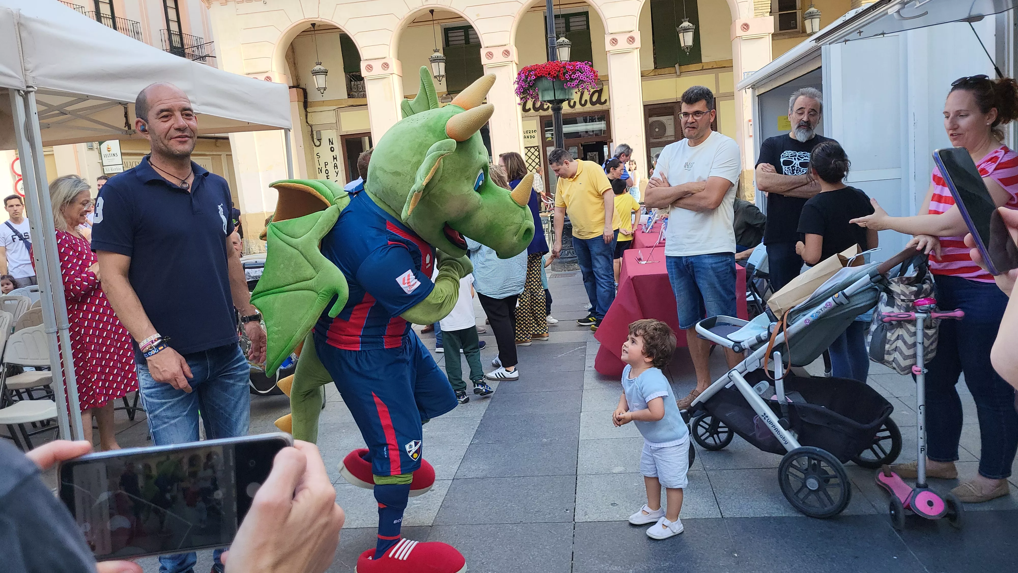 Dragonés ha participado en la Feria del Libro de Huesca. Foto Mercedes Manterola