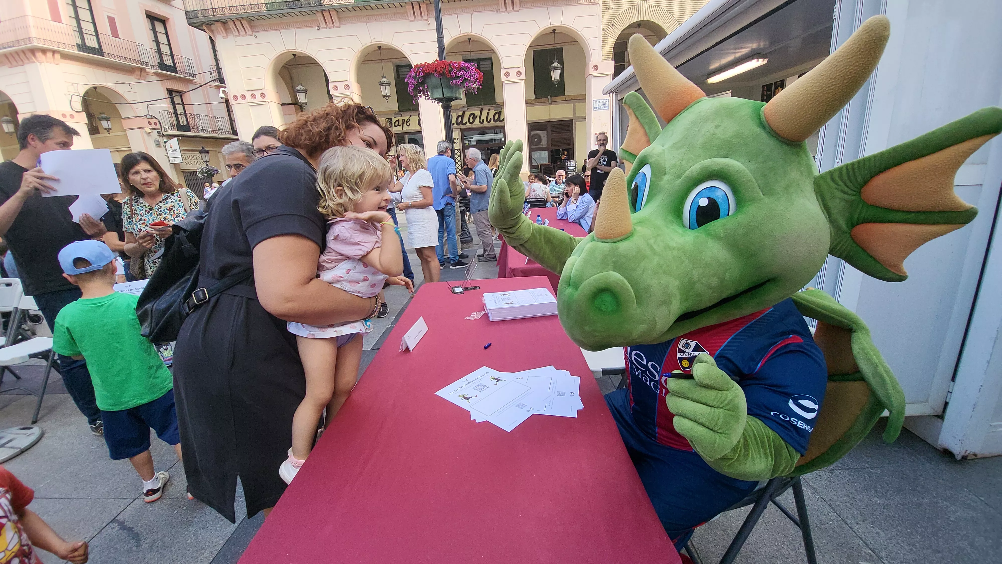Dragonés firmando en la Feria del Libro. Foto Mercedes Manterola