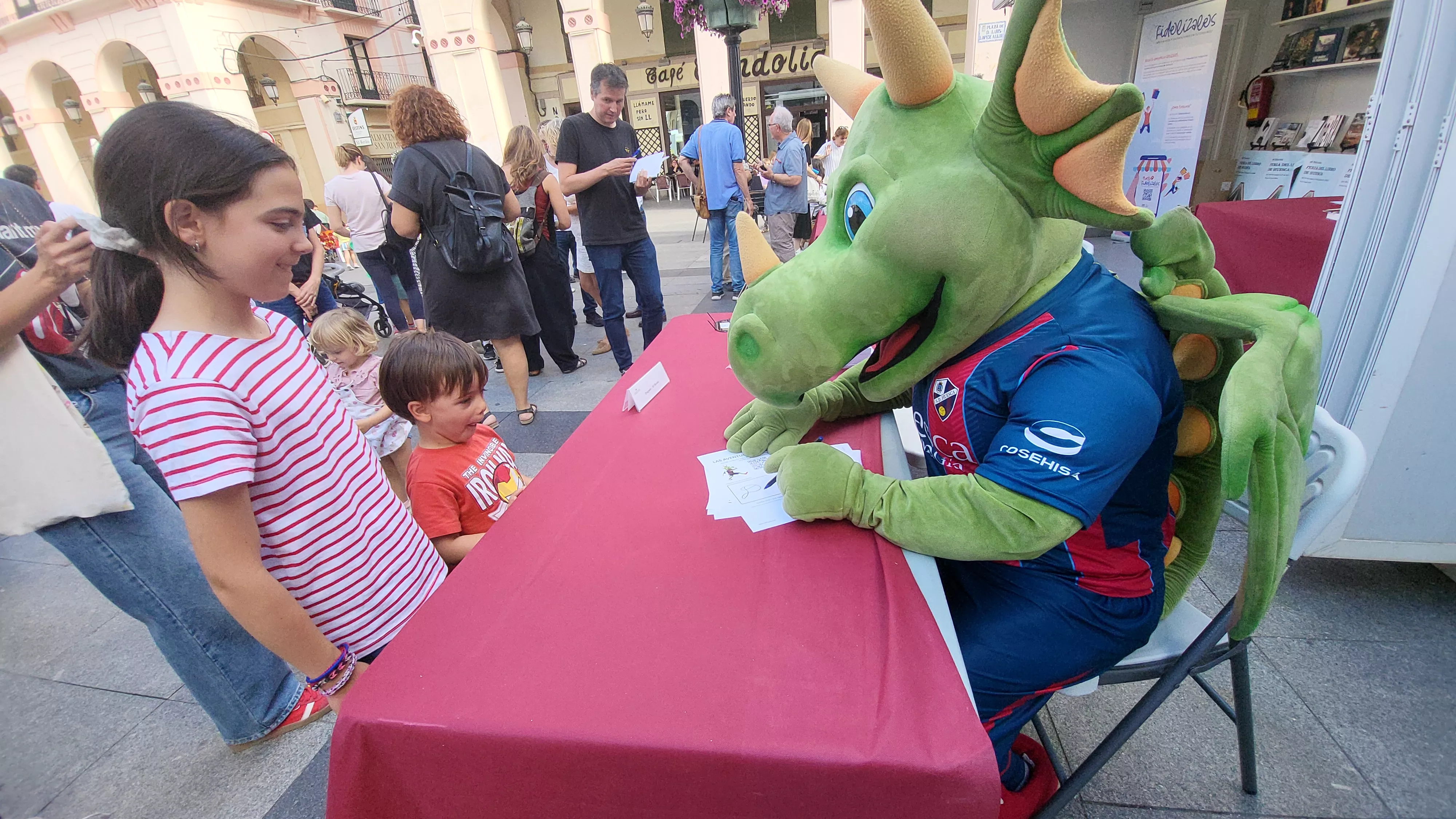 Dragonés firmando en la Feria del Libro. Foto Mercedes Manterola