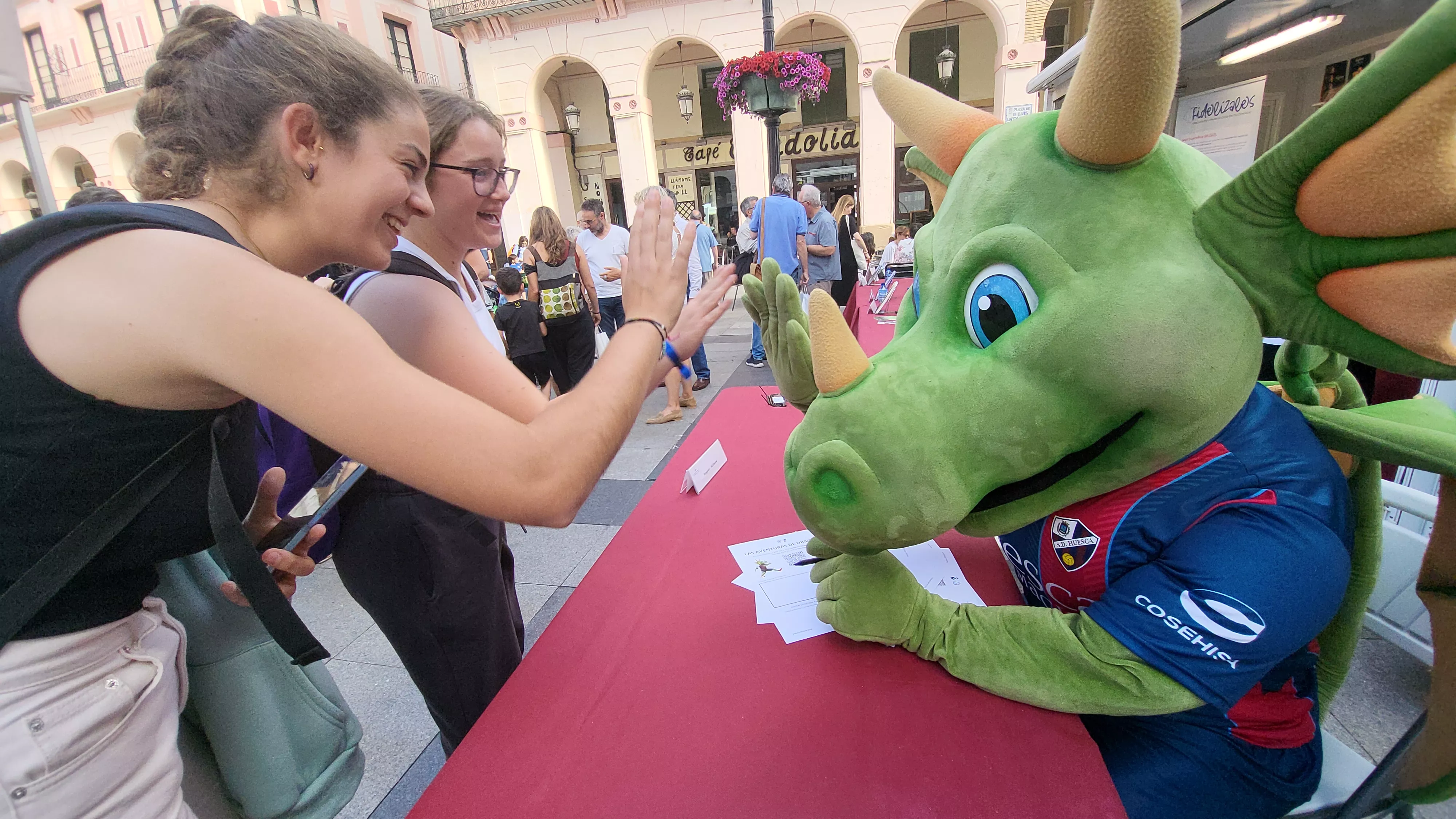 Dragonés firmando en la Feria del Libro. Foto Mercedes Manterola
