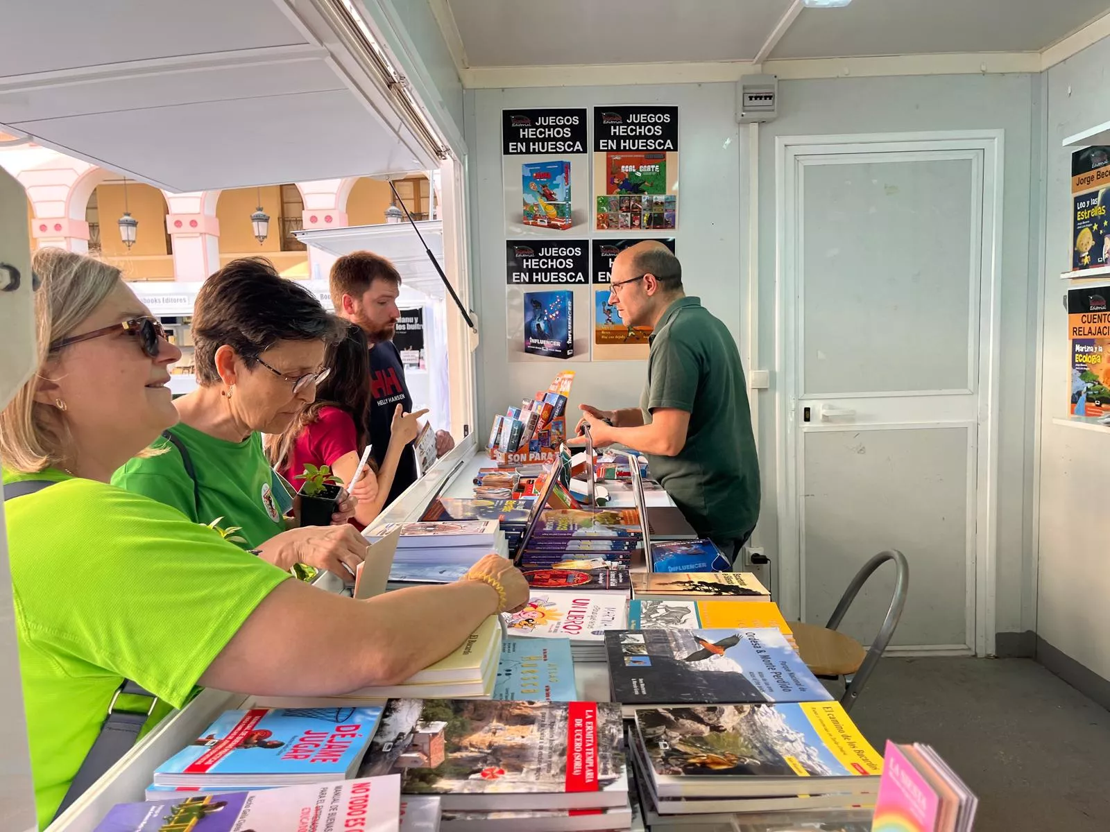 Jornada del miércoles en la 40 Feria del Libro de Huesca. Foto Mercedes Manterola Jornada del miércoles en la 40 Feria del Libro de Huesca. Foto Mercedes Manterola