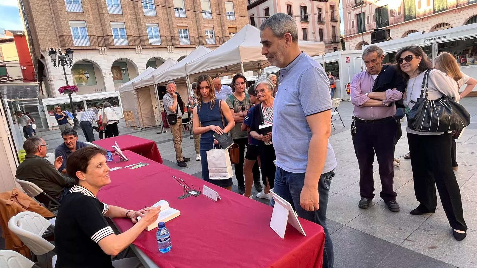 Consuelo Roy firma ejemplares de su obra. Foto Mercedes Manterola