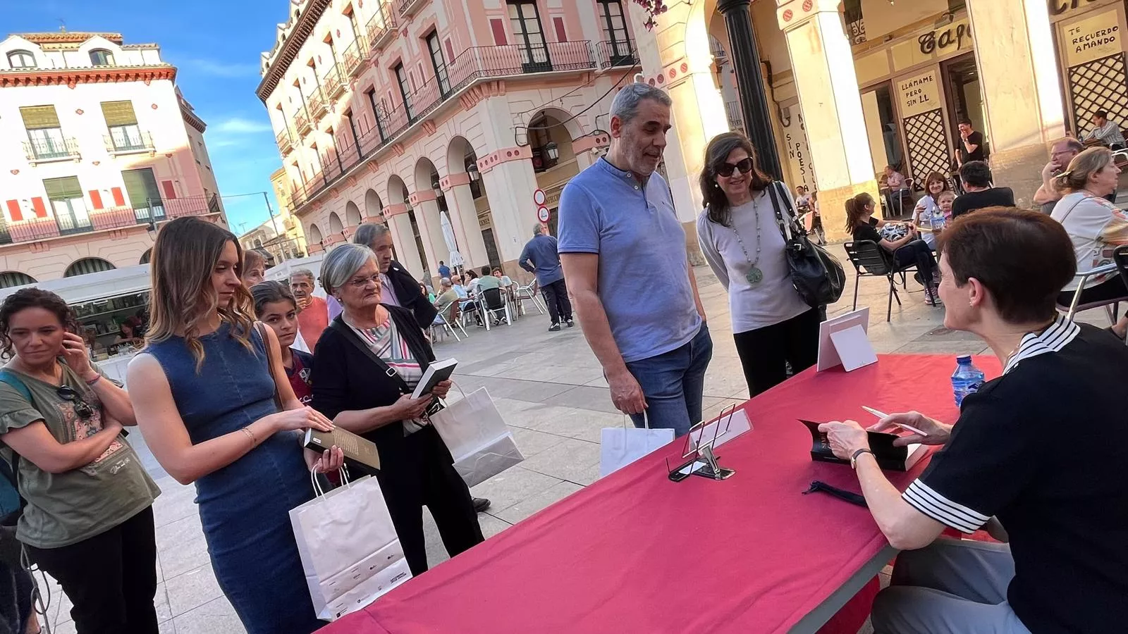 Consuelo Roy firma ejemplares de su obra. Foto Mercedes Manterola