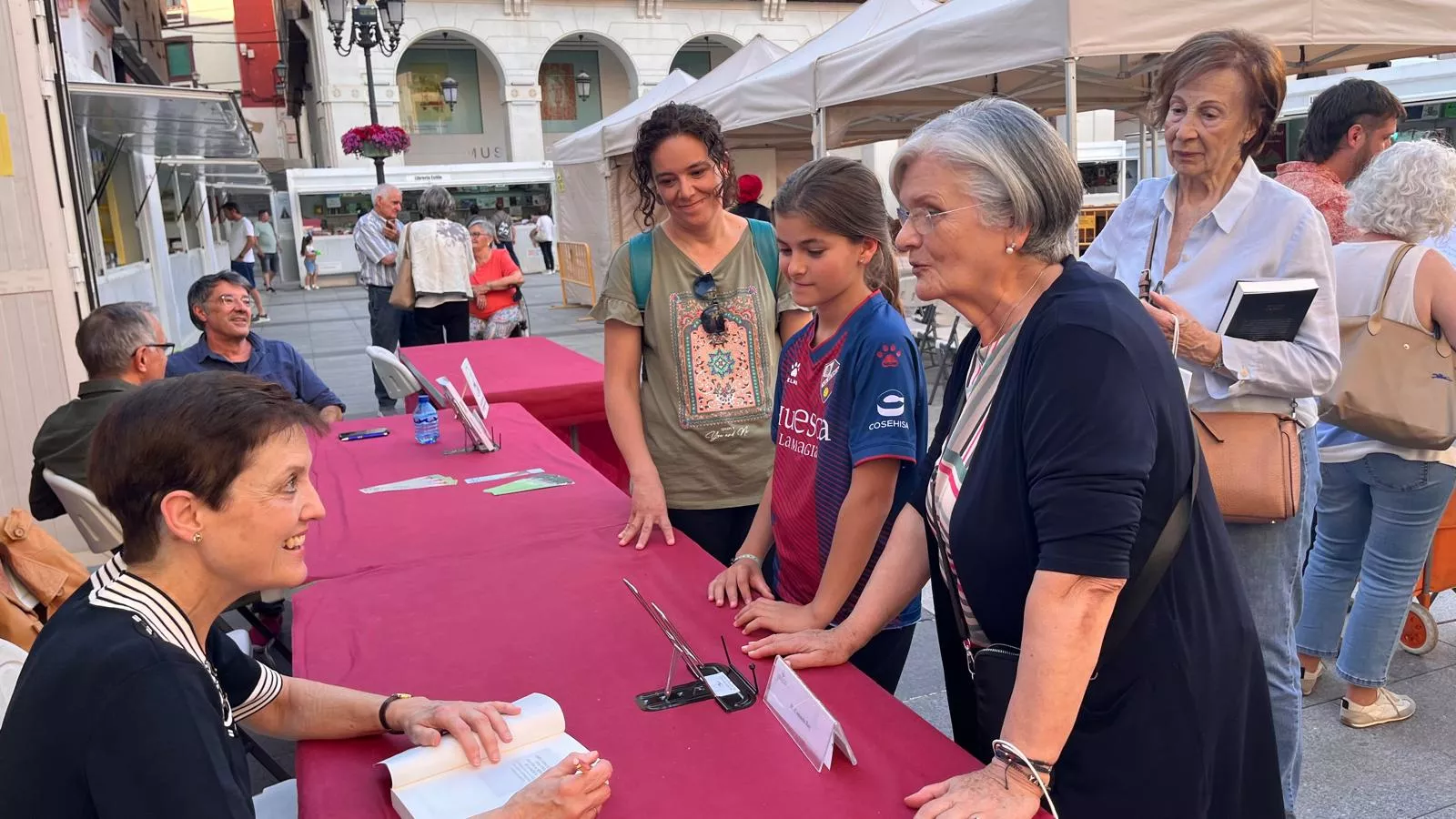 Consuelo Roy firma ejemplares de su obra. Foto Mercedes Manterola