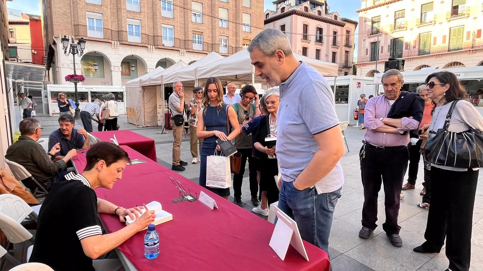 Consuelo Roy firma ejemplares de su obra en la Feria del Libro de Huesca. Foto Mercedes Manterola