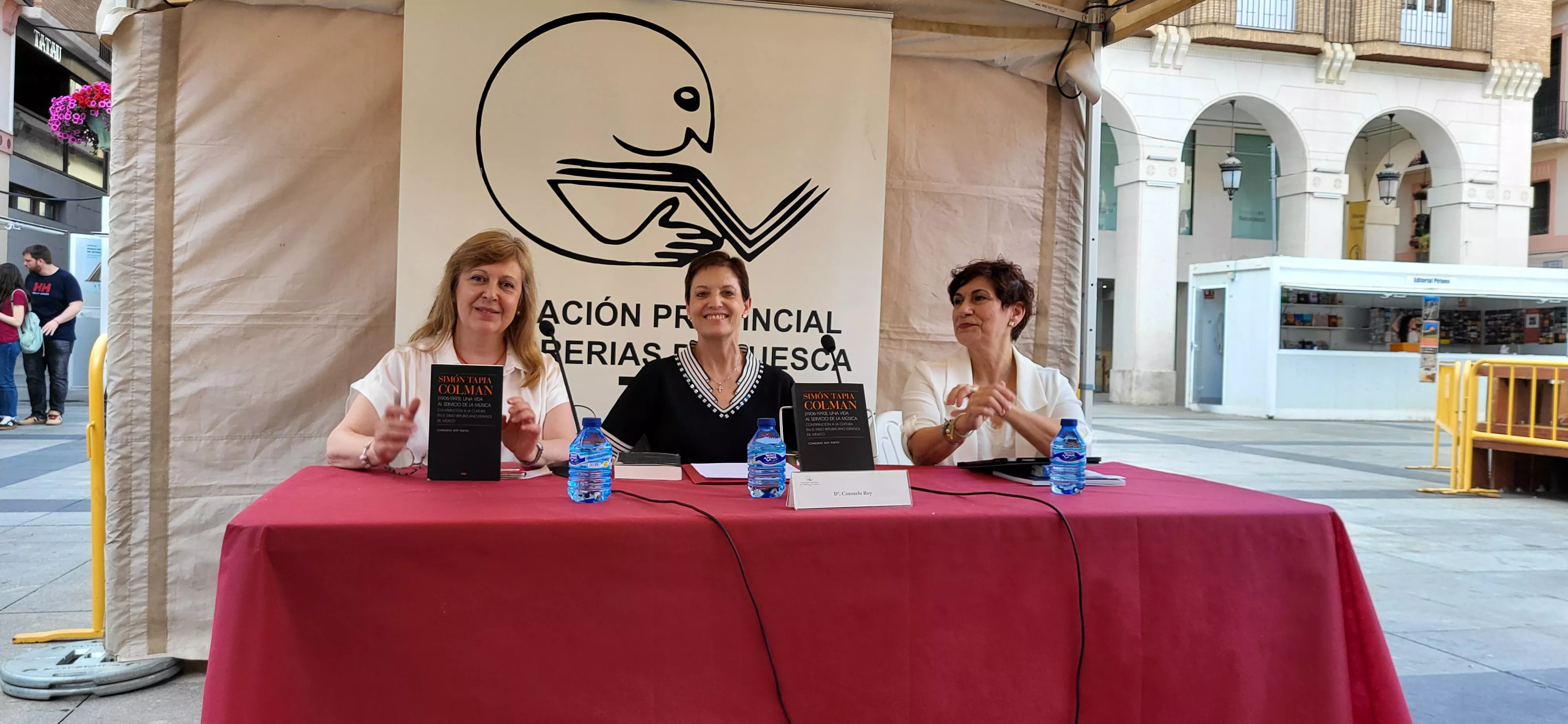 Consuelo Roy, en el centro de la imagen, durante su presentación en la Feria del Libro.