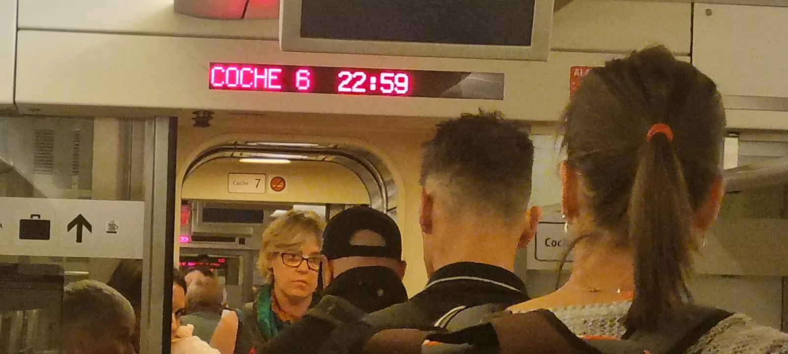 Momento de la llegada a Huesca, con los pasajeros preparados para cuando se abran las puertas