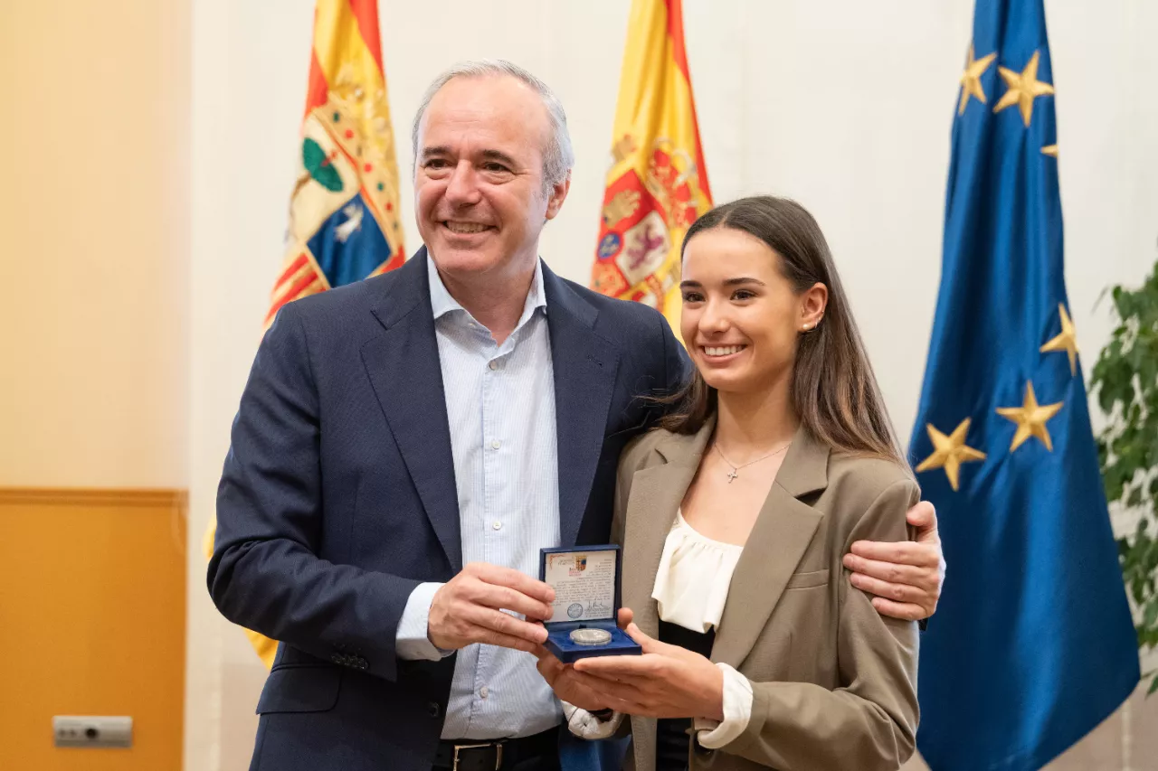 Azcón recibe a una Inés Bergua "orgullosa" de ser aragonesa. Foto: Gobierno de Aragón/Fabián Simón