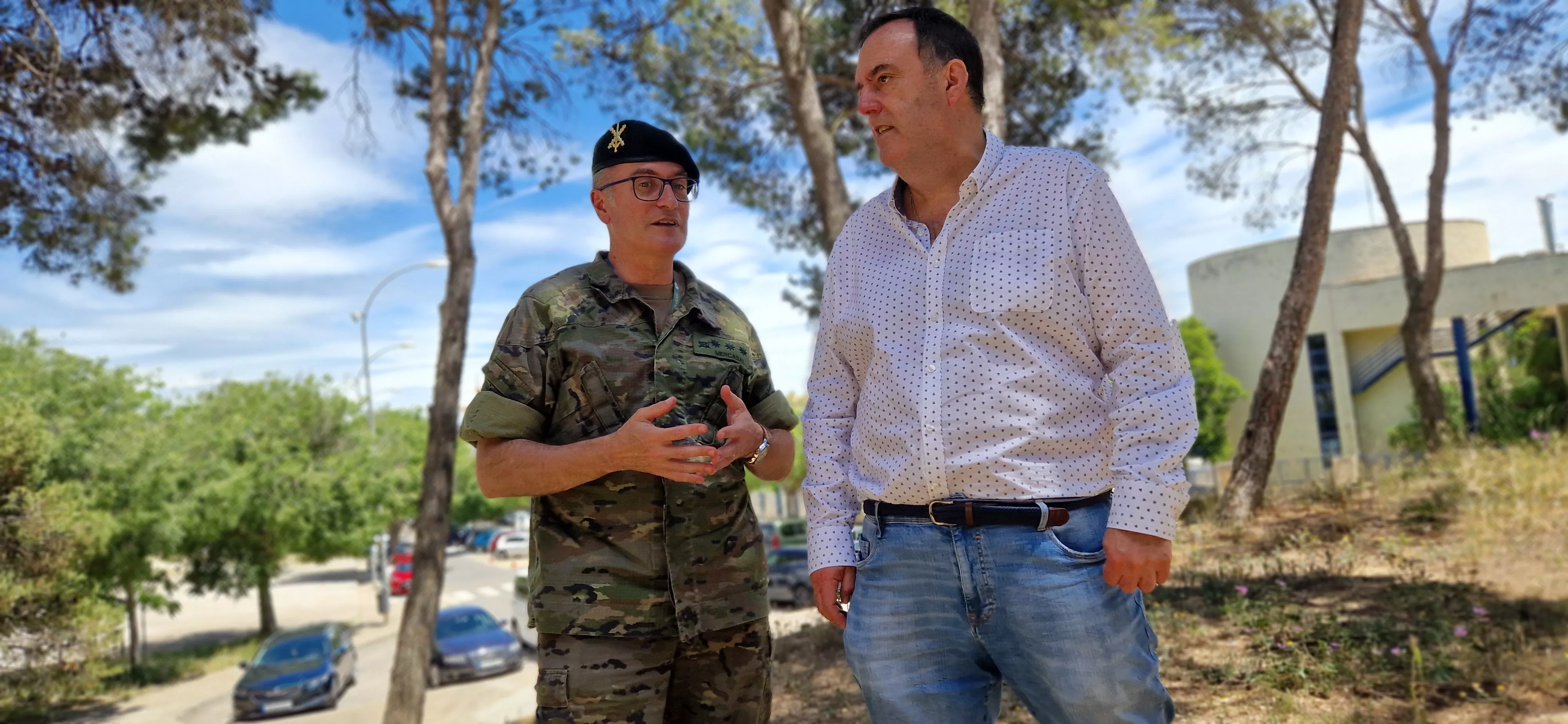 Coronel Fernando García Mercadal y Javier García Antón, director de El Diario de Huesca. Foto Myriam Martínez