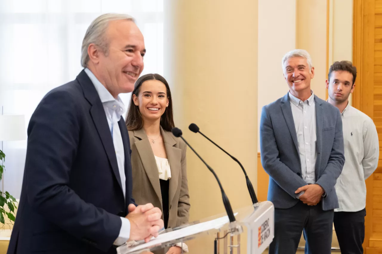 Jorge Azcón, presidente de Aragón, recibe a Inés Bergua. Foto: Fabián Simón/Gobierno de Aragón