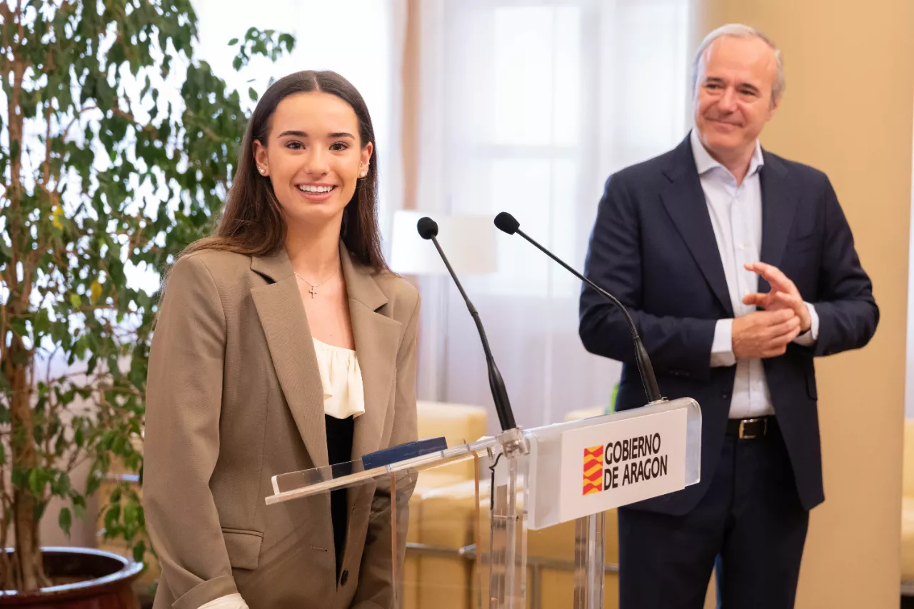 Jorge Azcón, presidente de Aragón, recibe a Inés Bergua. Foto: Fabián Simón/Gobierno de Aragón