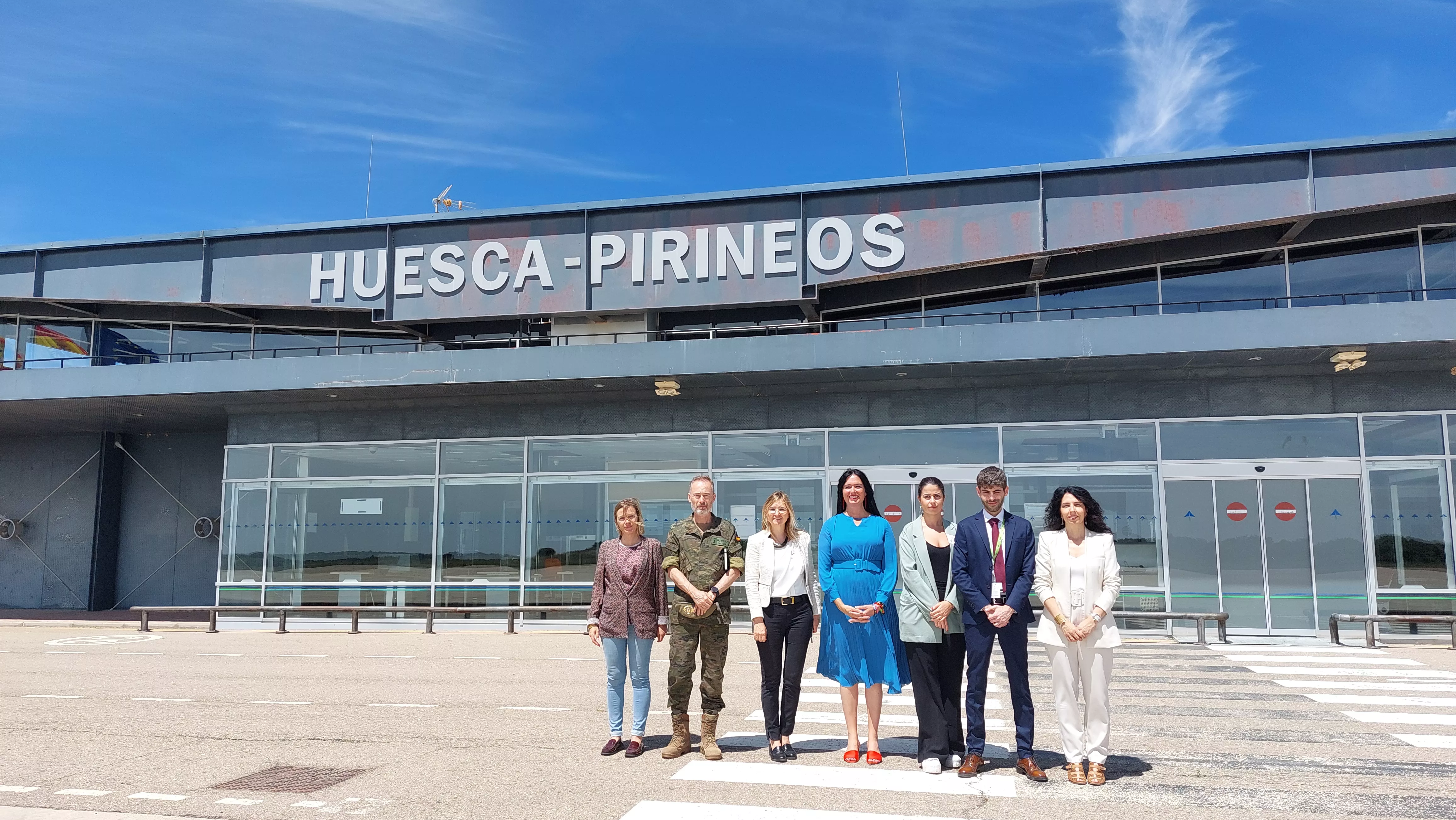 Representantes del Ayuntamiento y otras instituciones con el nuevo director del aeropuerto, Borja García