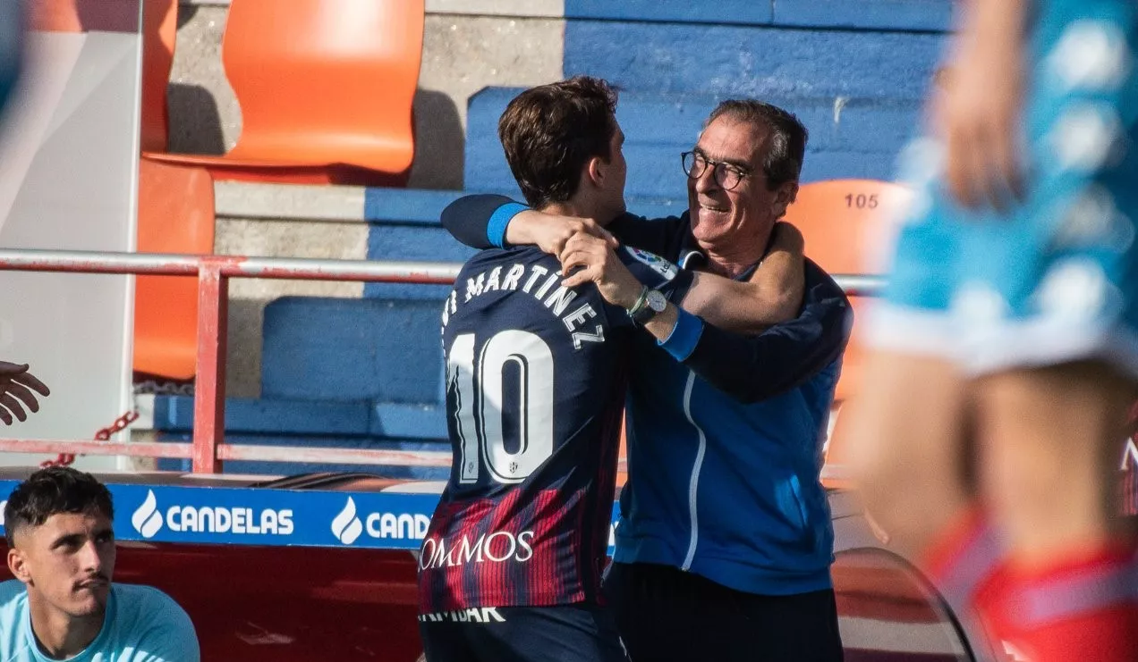 Javi Martínez le dedica un gol al doctor Francisco Moré. Foto: SD Huesca