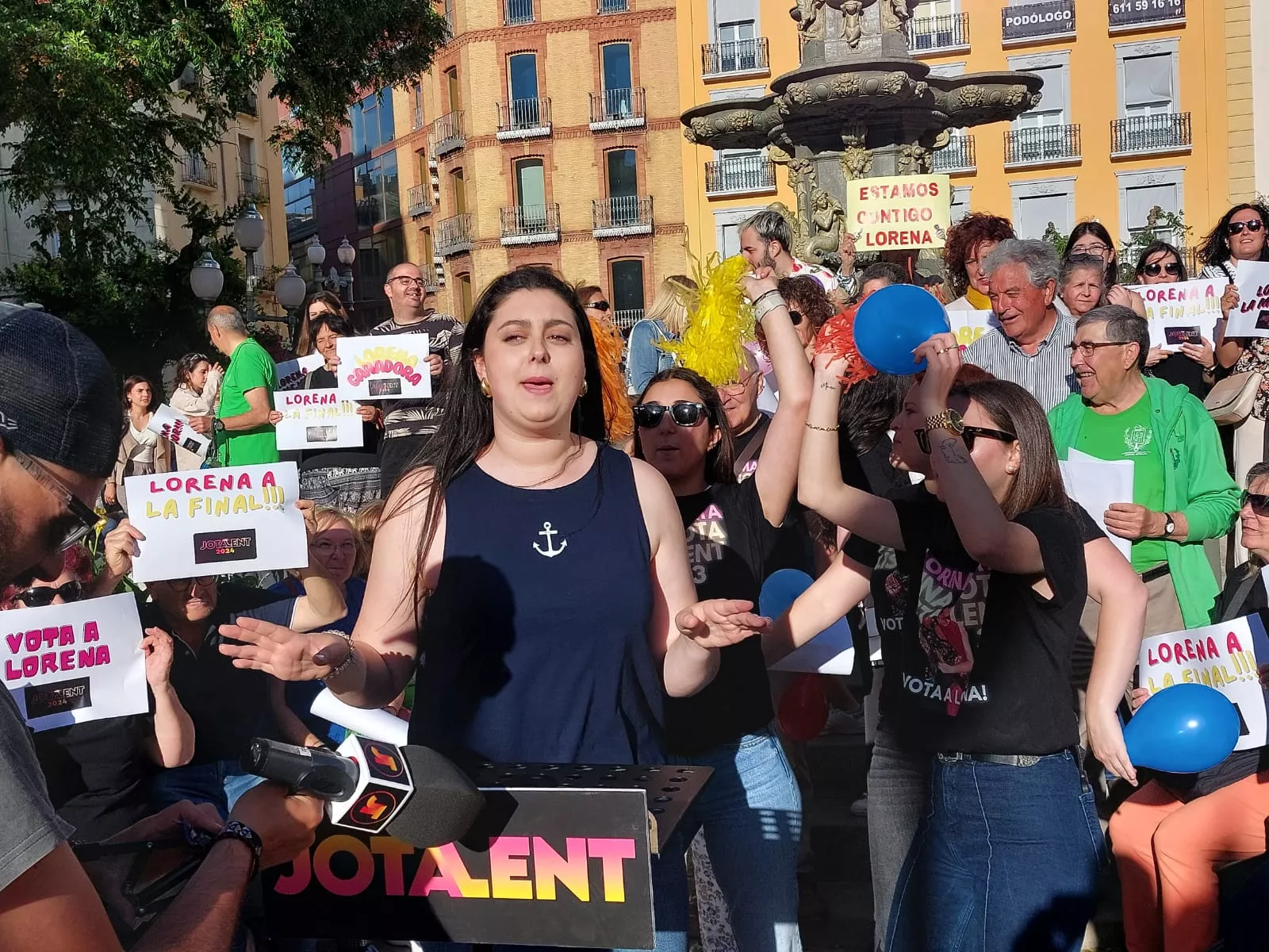 Lorena Mata con sus seguidoras y seguidores en la Plaza de Navarra de Huesca. Lorena Mata con sus seguidoras y seguidores en la Plaza de Navarra de Huesca.