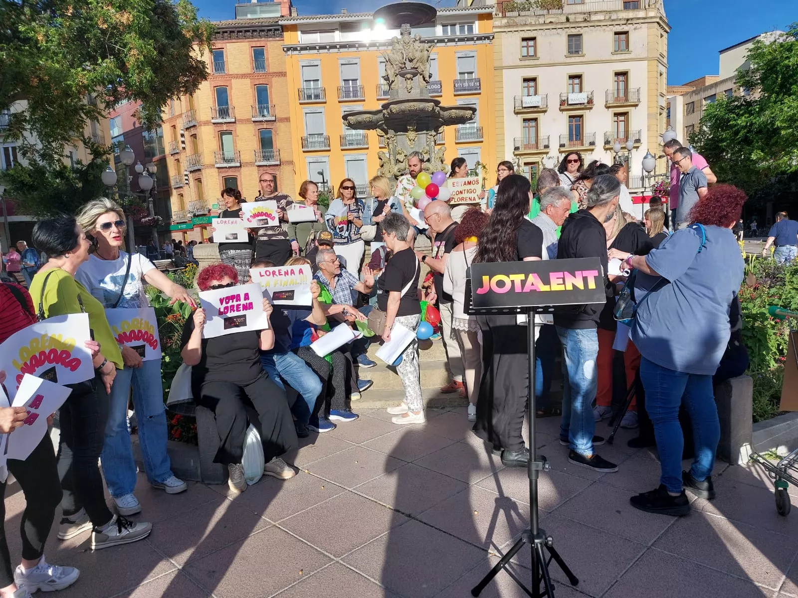 Lorena Mata en la Plaza de Navarra en la promoción de Jotalent