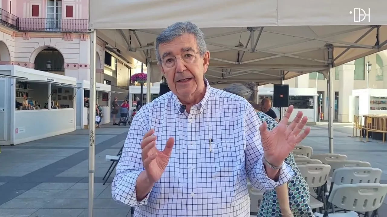 Antonio García Omedes en la Feria del Libro de Huesca.