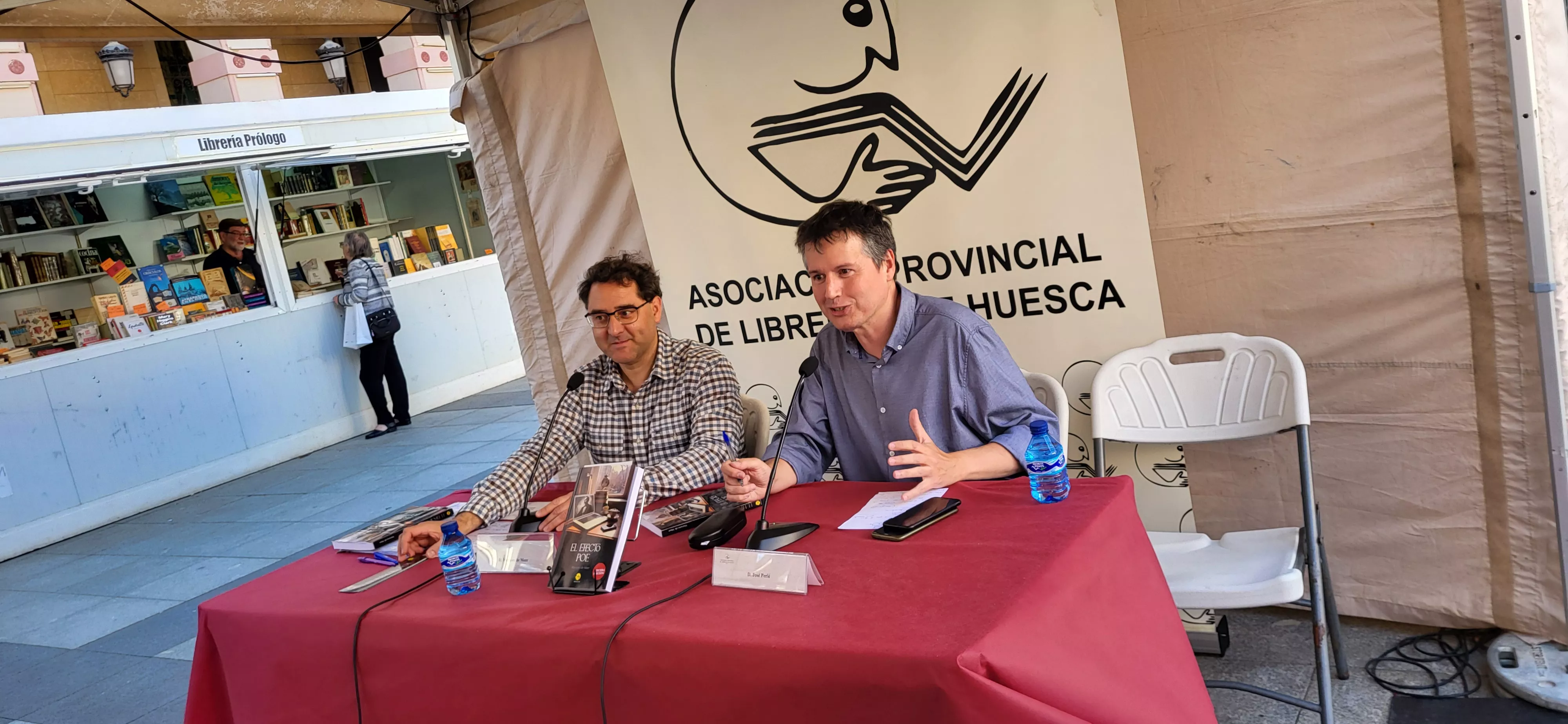 Mariano de Meer y José Peiré en la presentación de "El efecto Poe". Foto Mercedes Manterola