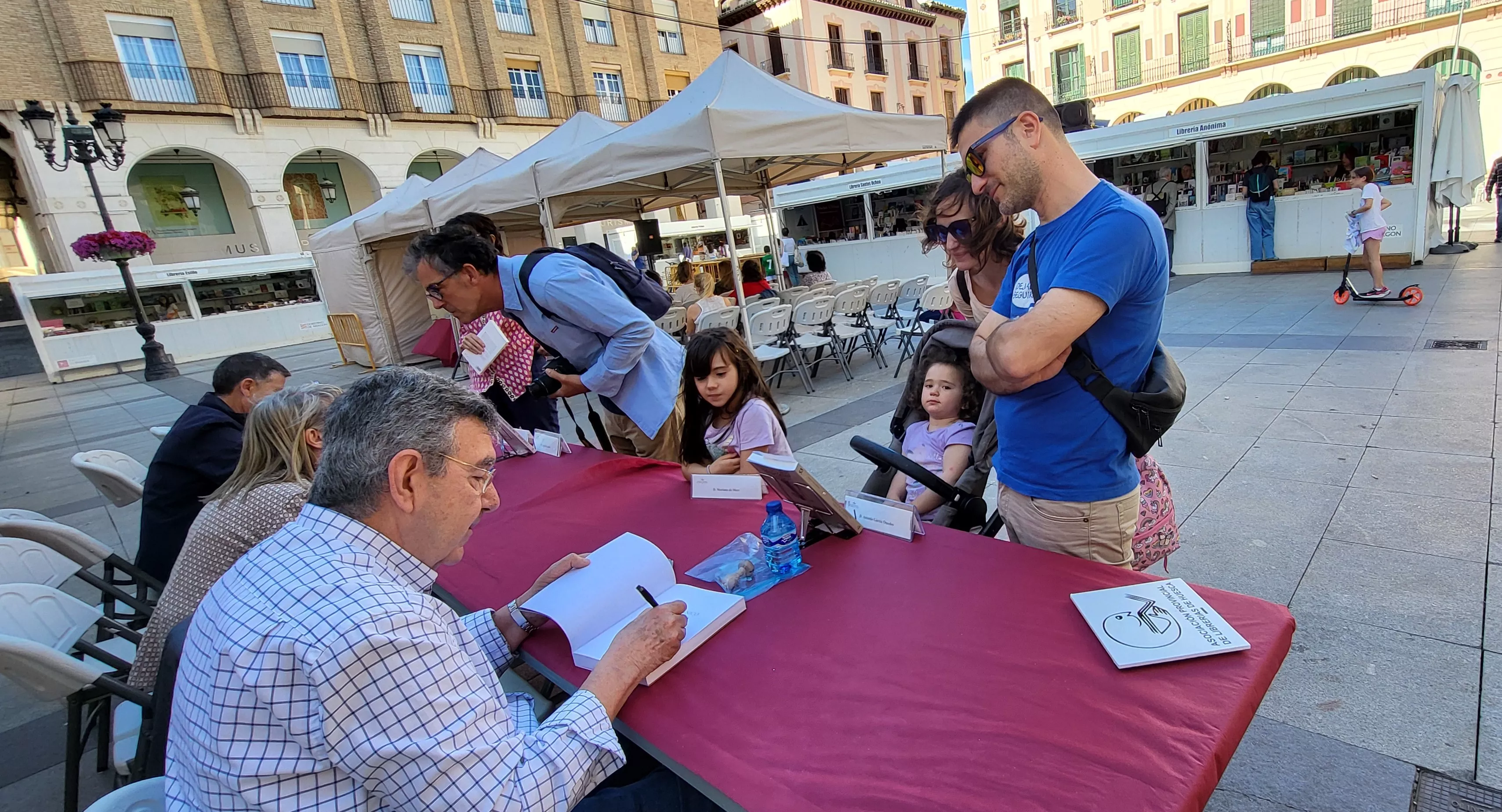 Antonio García Omedes firma ejemplares de "Castillo de Loarre. Dos miradas con un siglo de diferencia". Foto Mercedes Manterola