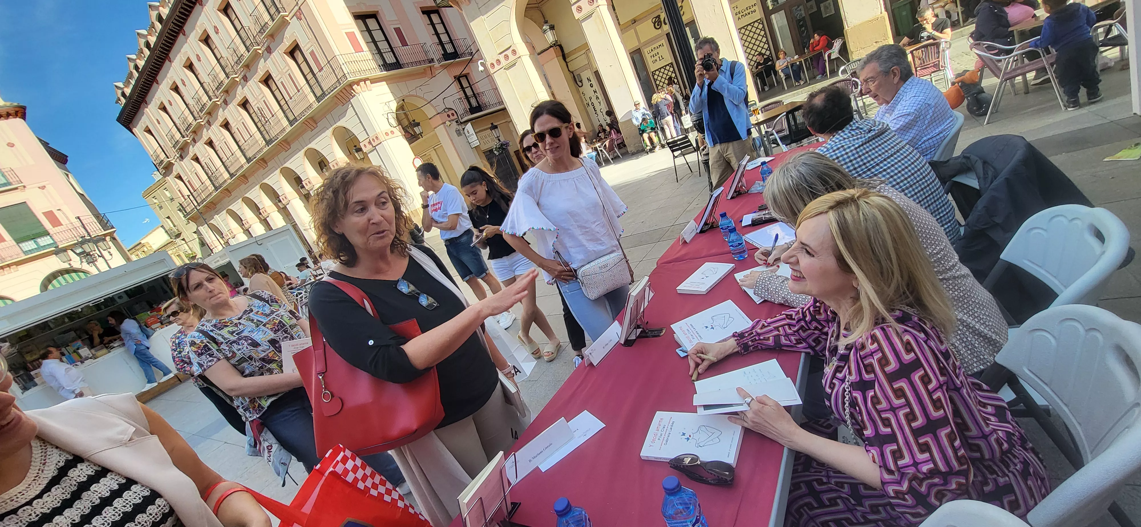 Firma de ejemplares por Gabriela Lardiés y Pilar Clau. Foto Mercedes Manterola