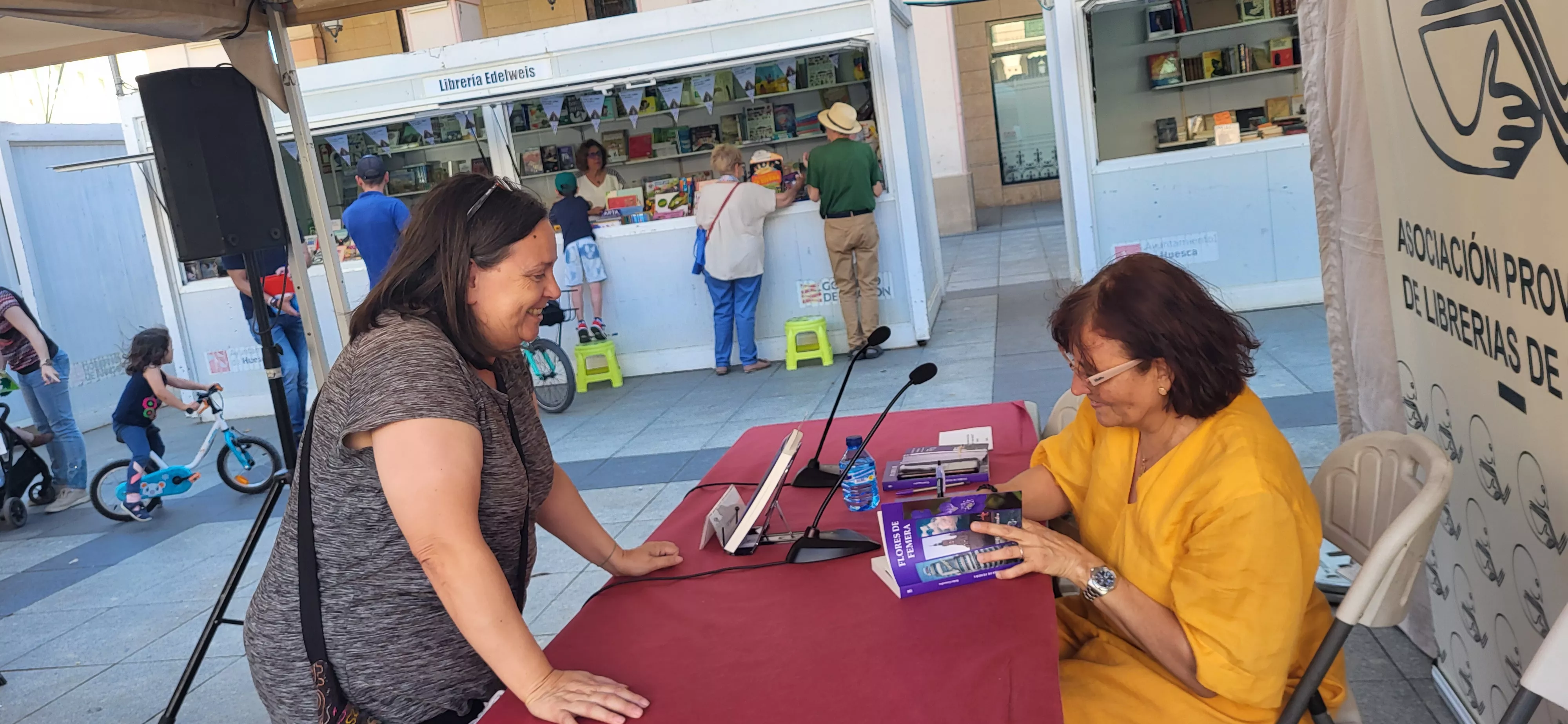 Belén Gonzalvo firma ejemplares de su obra "Flores de femera".