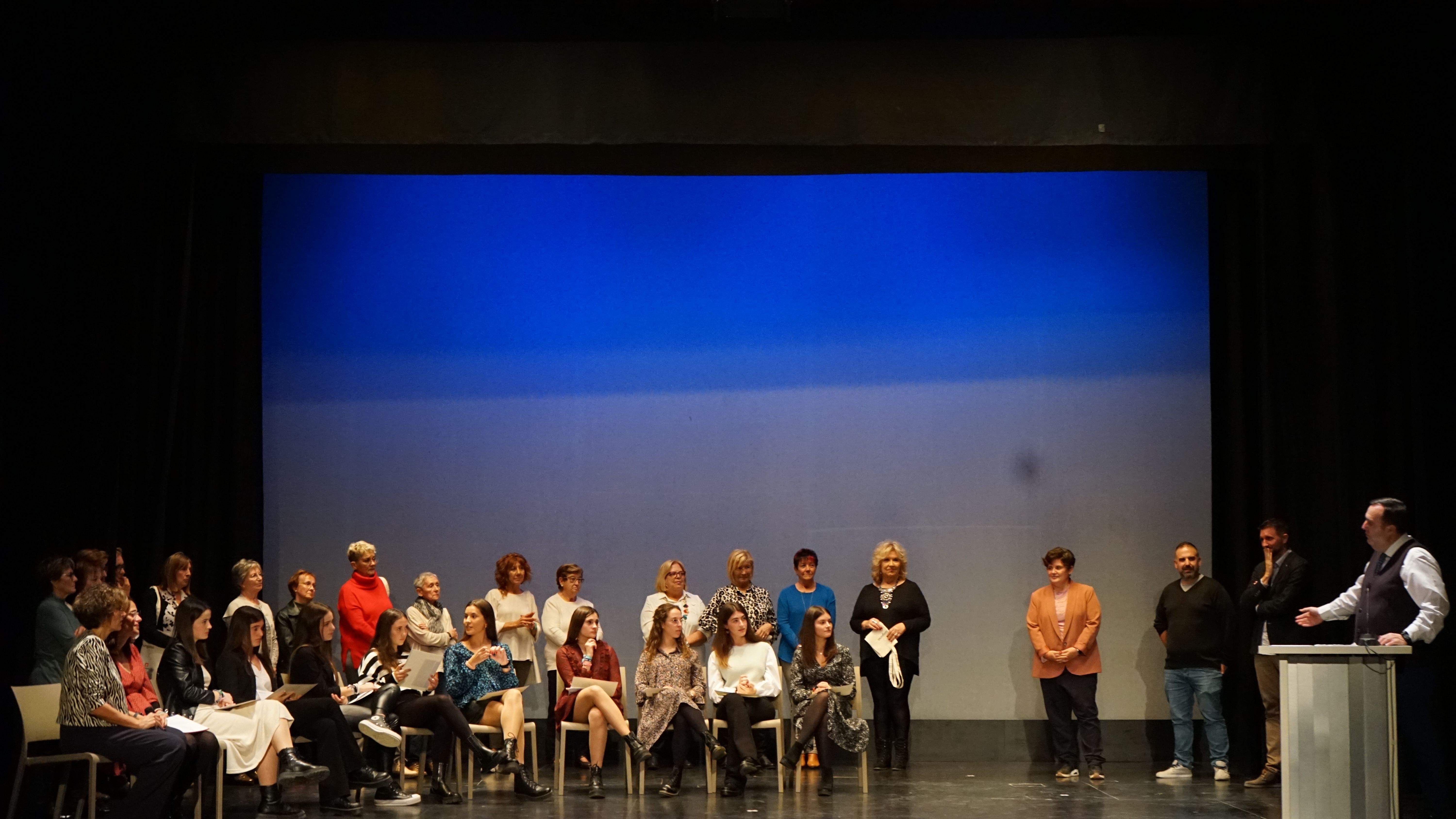 Fotografía de todos los protagonistas con el premio de Salesianos.