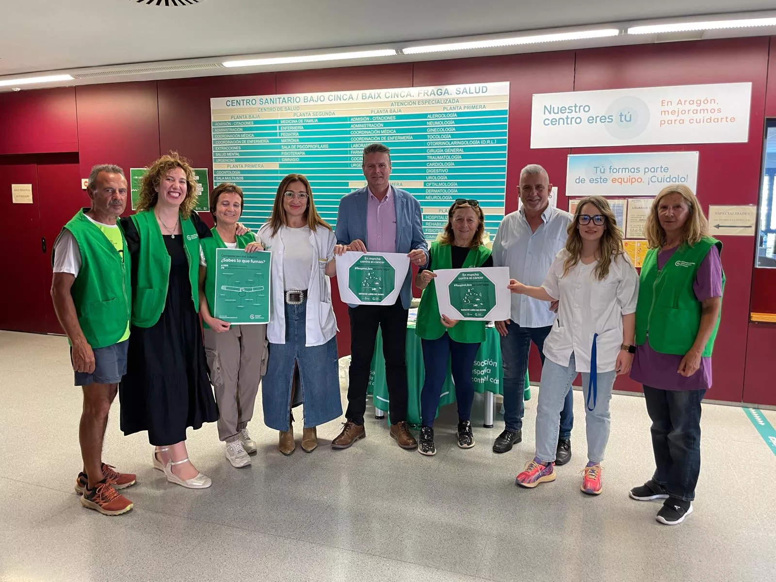 Miembros de la Junta de la AECC de Fraga, en el centro de salud.
